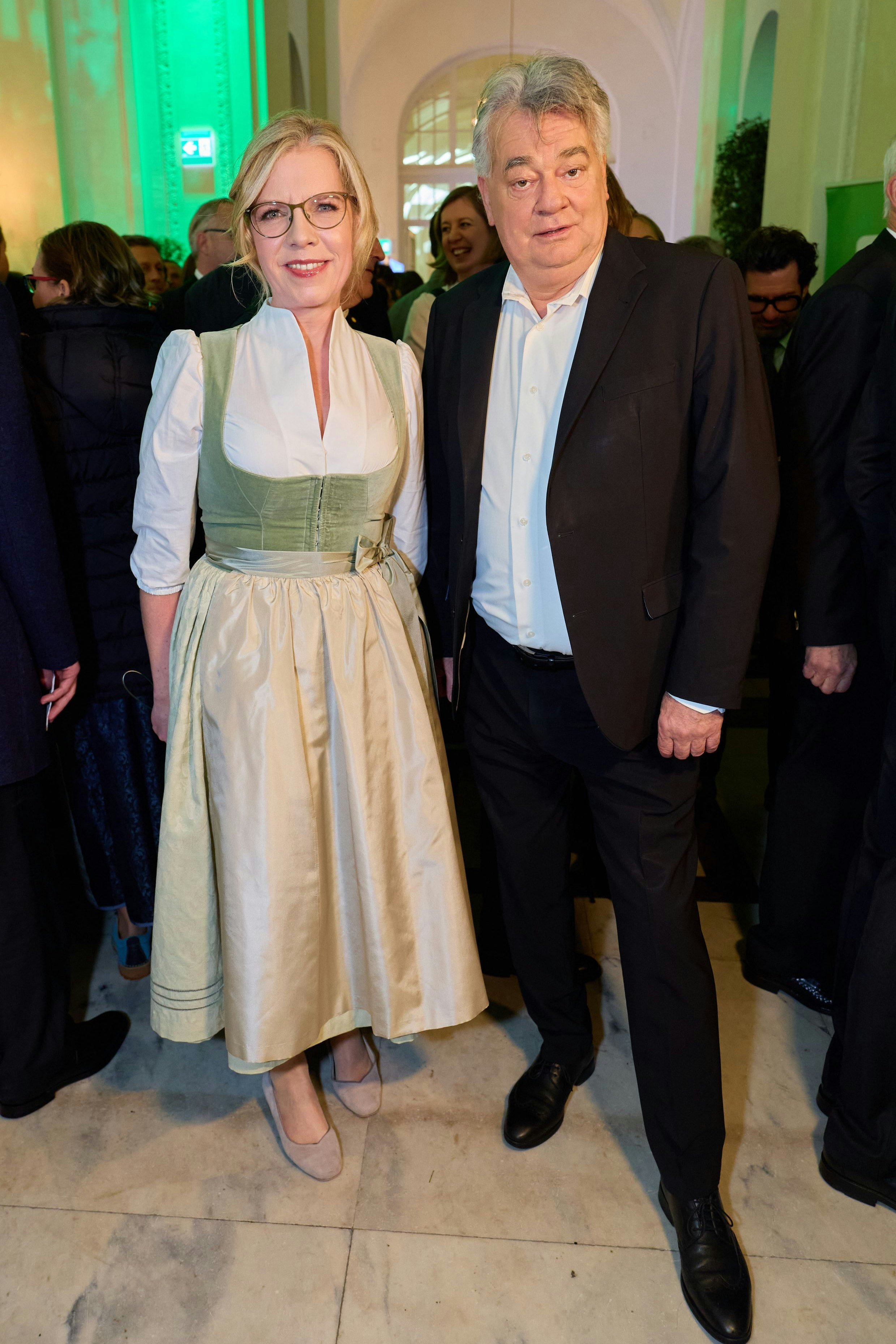 Halb-Trachtenpärchen: Leonore Gewessler mit Werner Kogler beim Steirerball 2026 in der Hofburg