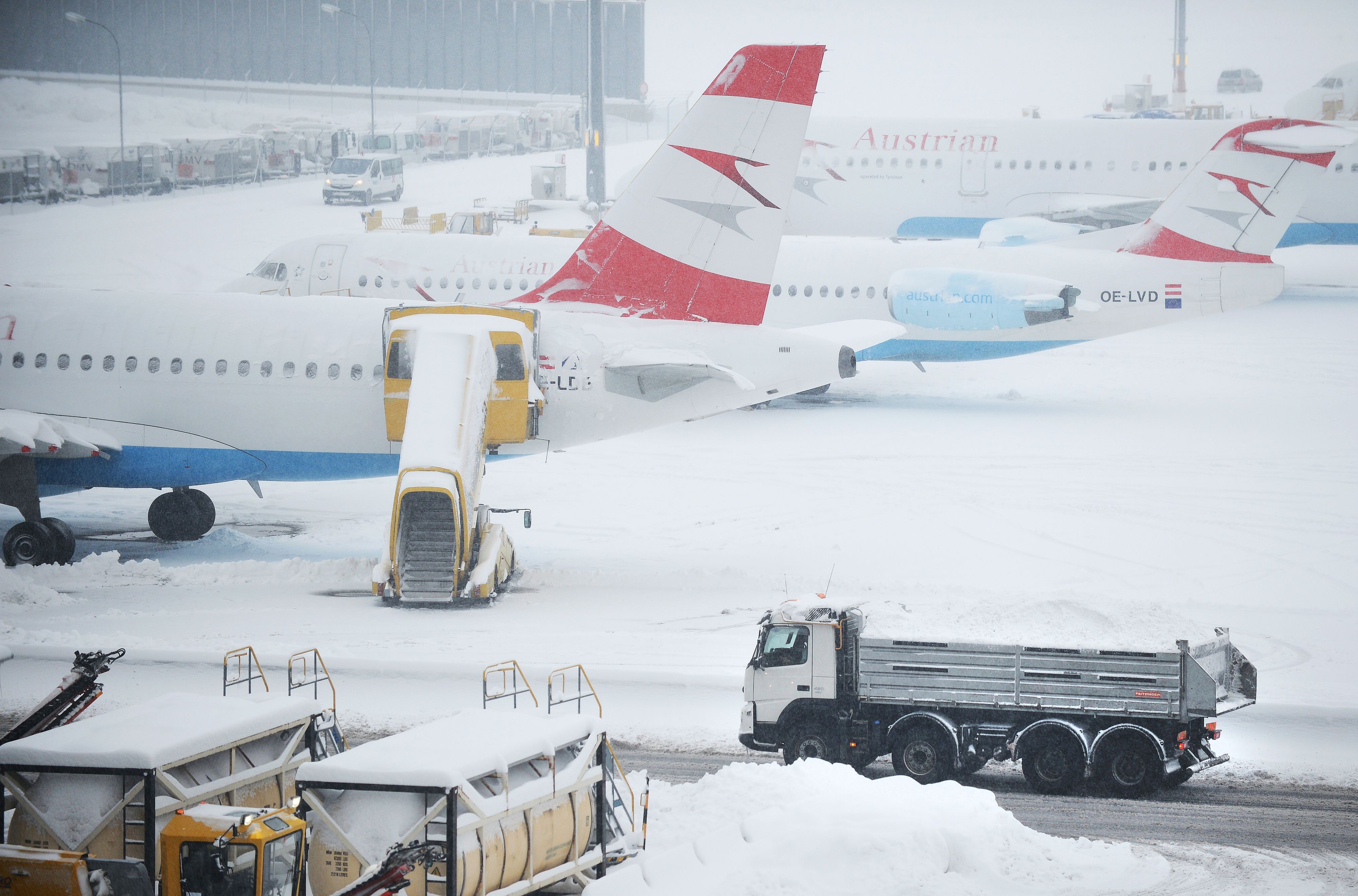 Heute.at - Totales Schnee-Chaos! Flughafen Wien stellt Betrieb ein