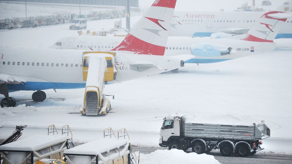 Heute.at - Totales Schnee-Chaos! Flughafen Wien stellt Betrieb ein