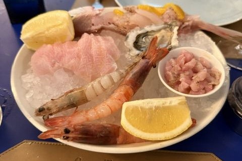 Crudo-Platte – Garnelen, Austern, zarter Fisch, Zitrone als einziges Deko-Element, das zählt