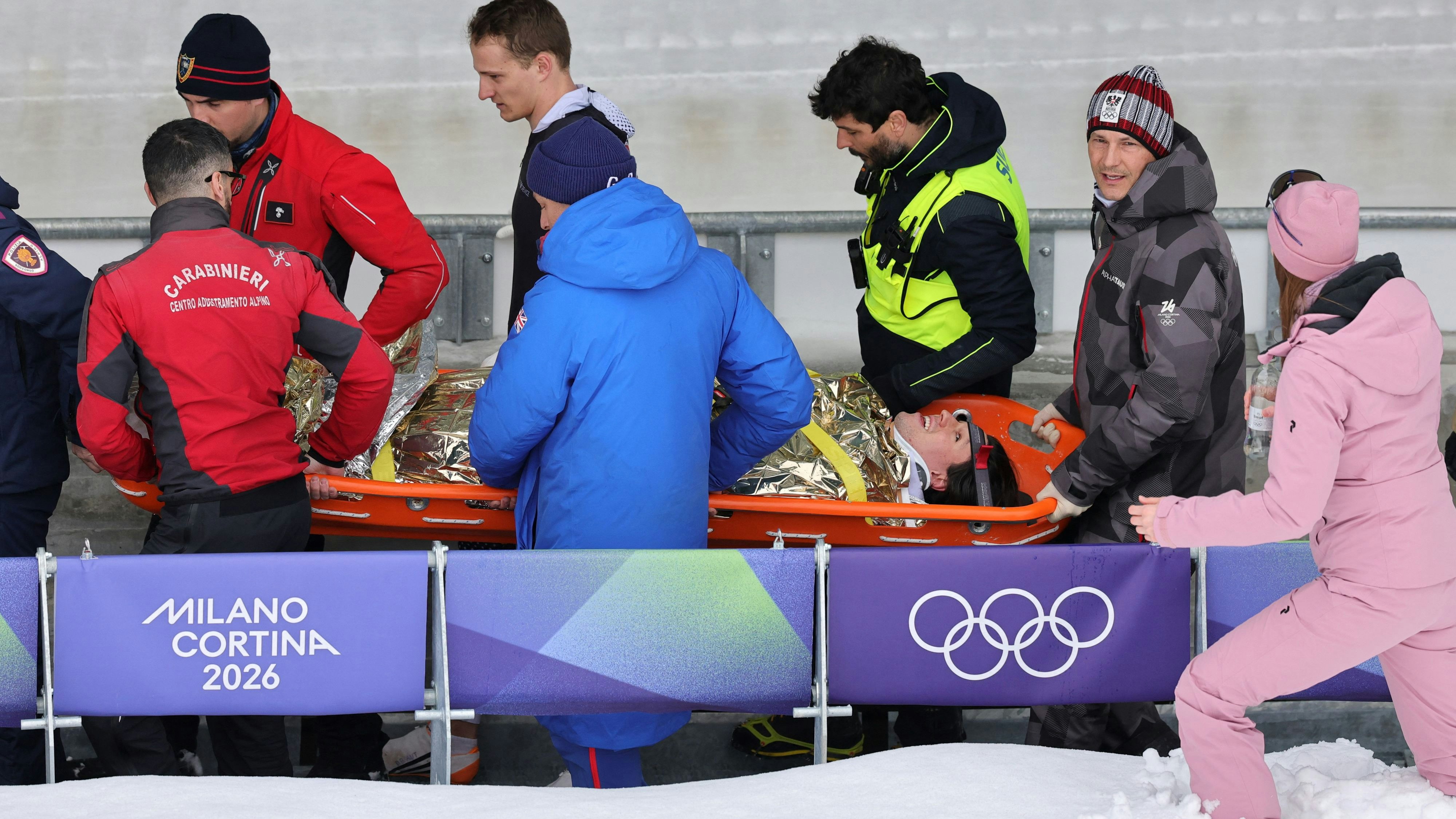 Österreichs Bob-Pilot Jakob Mandlbauer musste mit einer Trage abtransportiert werden. 