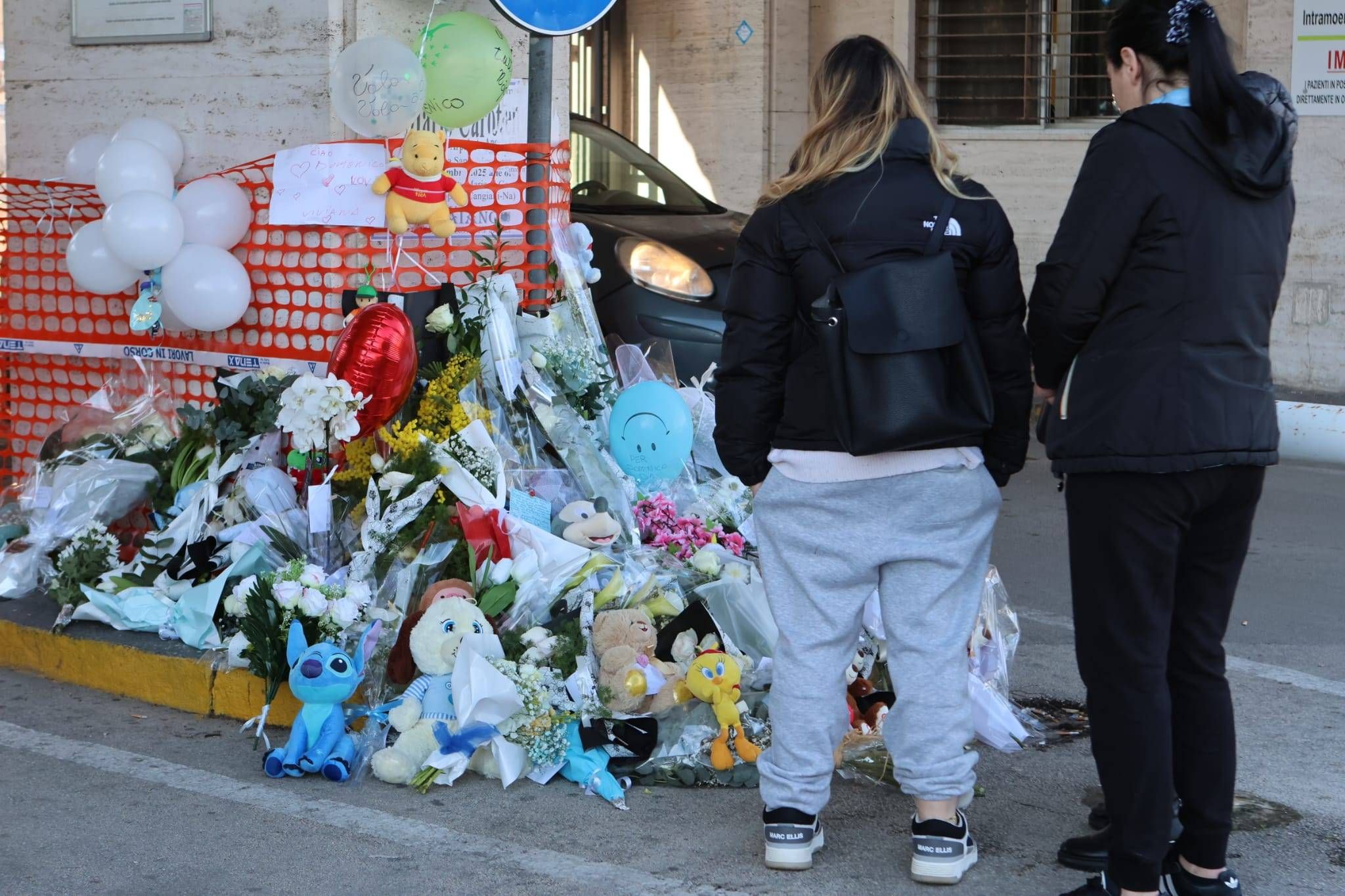 Vor dem Spital legten viele Menschen Blumen für den Burschen ab.