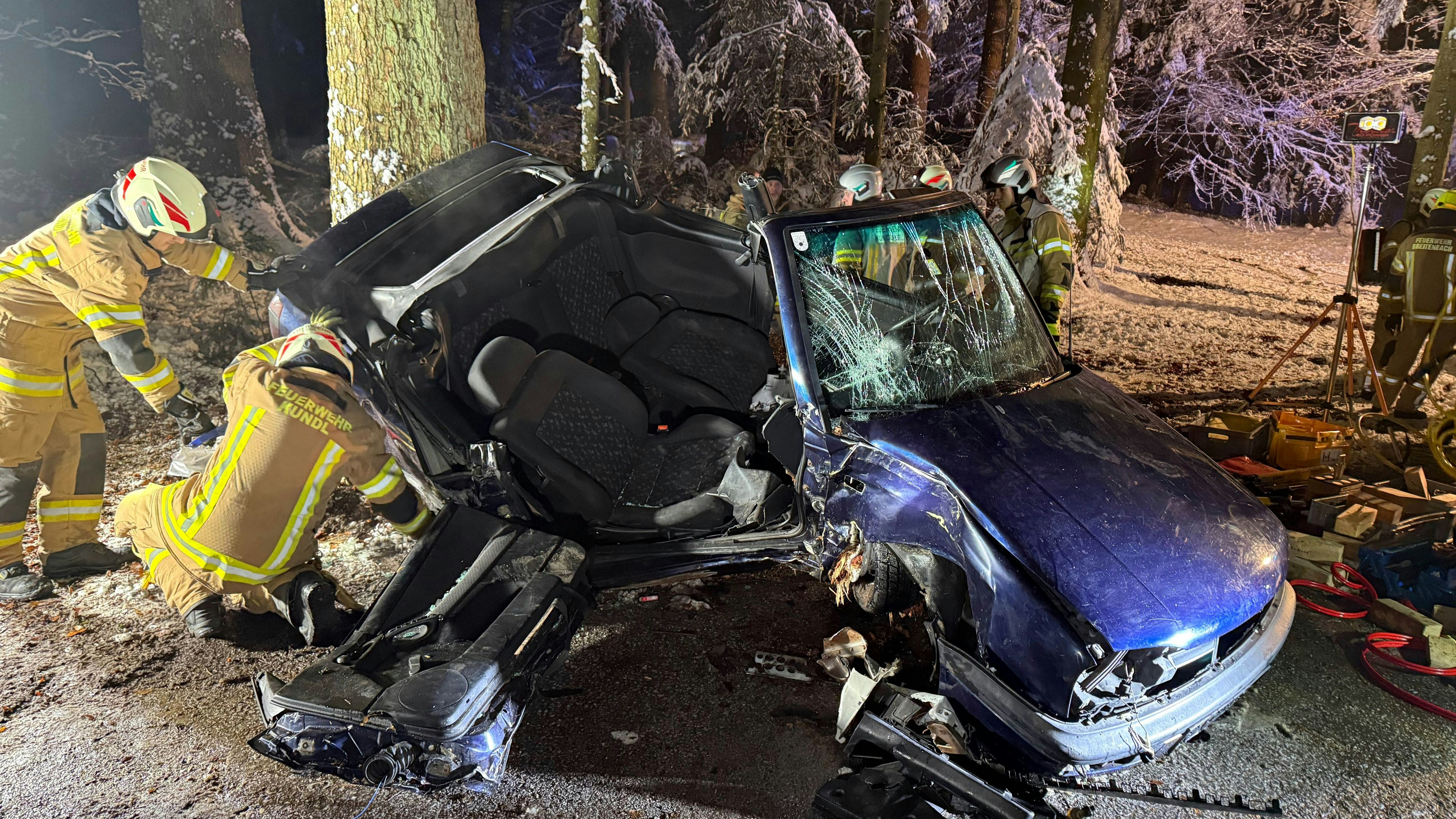 Am Freitag kam es im Bezirk Kufstein zu einem schweren Unfall. Drei Verletzte wurden ins Spital gebracht.