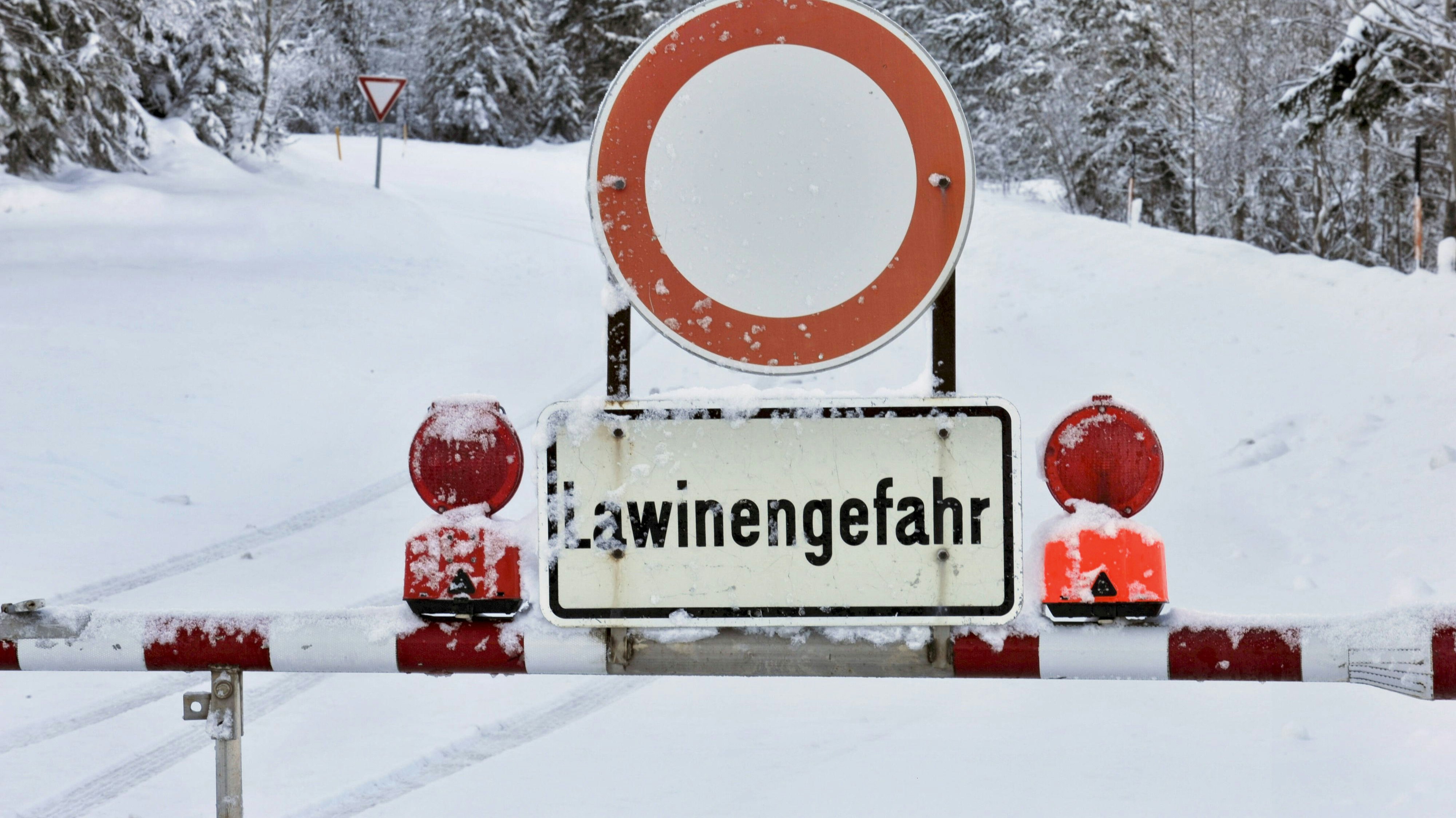 Die Straße bleibt vorerst bis Sonntagfrüh gesperrt. (Symbolbild)
