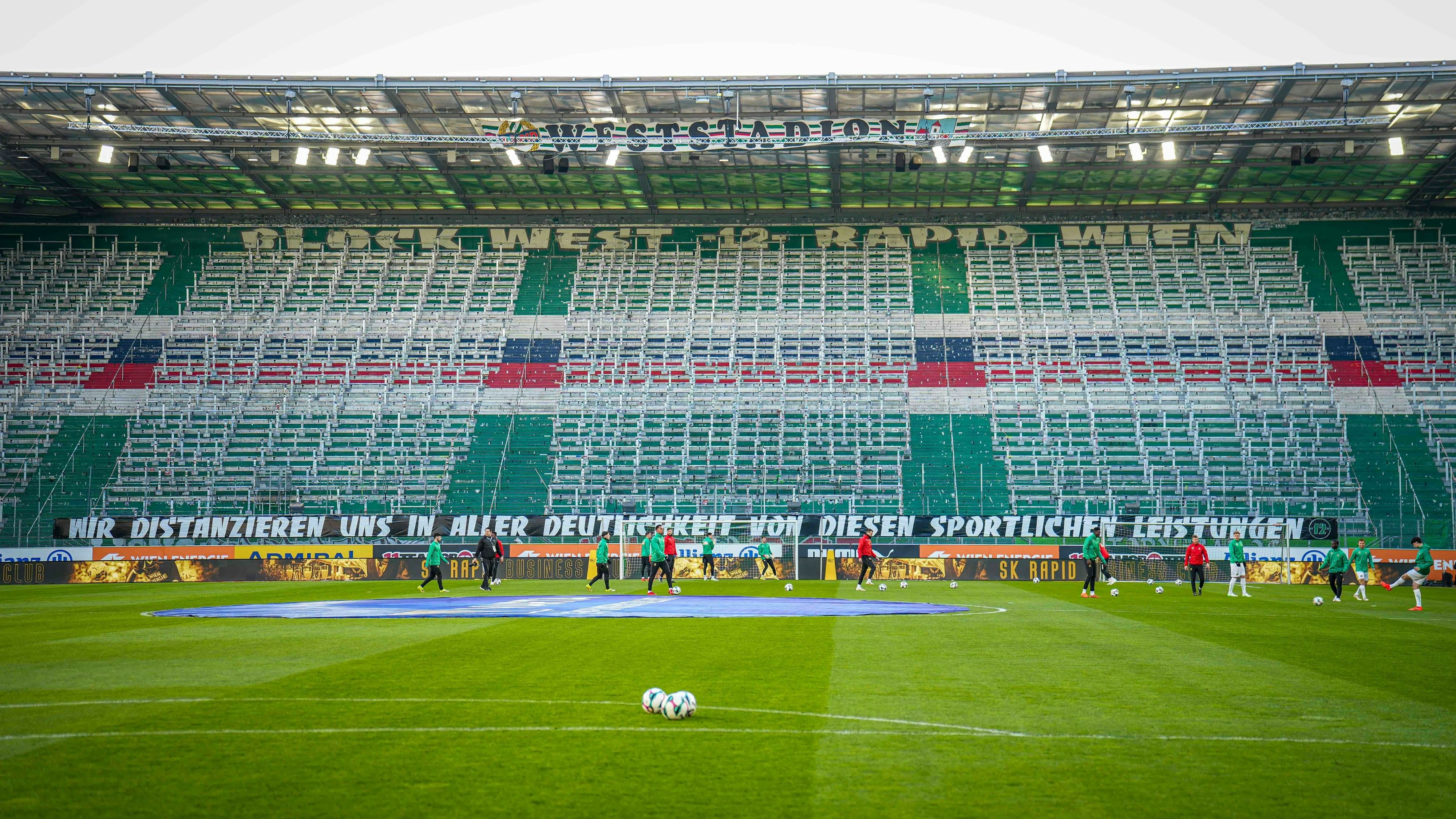 VIENNA,AUSTRIA,21.FEB.26 - SOCCER - ADMIRAL Bundesliga, SK Rapid Wien vs Wolfsberger AC. Image shows the empty stands of Block West of Allianz Stadion and a massage banner of the disappointed fans / Ultras.  Photo: GEPA pictures/ Kevin Hackner