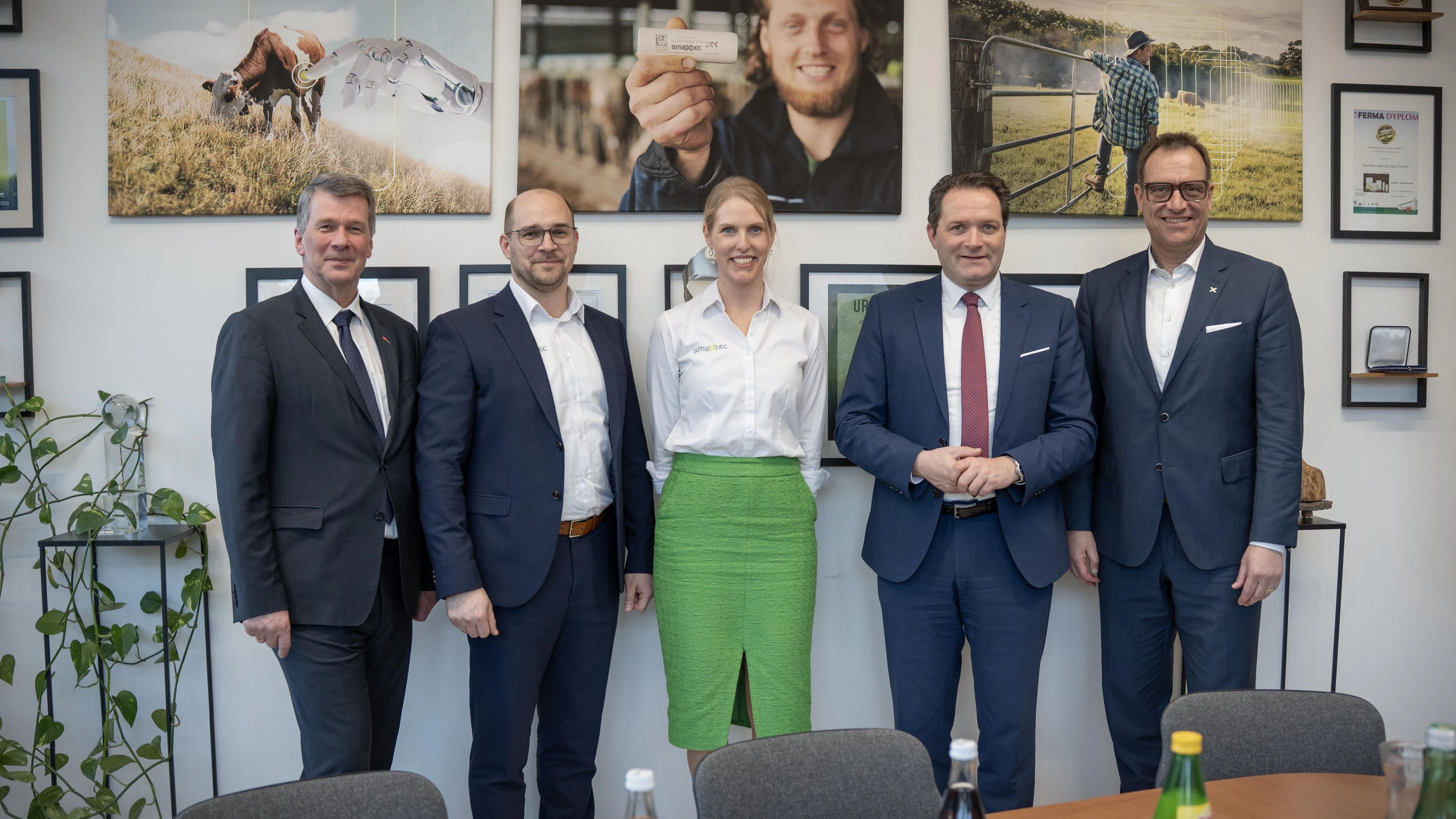 Univ.-Prof. Dipl.-Ing. Dr.techn. Horst Bischof (Rektor der TU Graz), Mag. Stefan Rottensteiner und Mag. Maria Leitner (beide Teil des smaXtec Management-Teams), Mag. Norbert Totschnig (Bundesminister für Land- und Forstwirtschaft) und Dr. Stefan Scherer (smaXtec Non-Executive Director).
