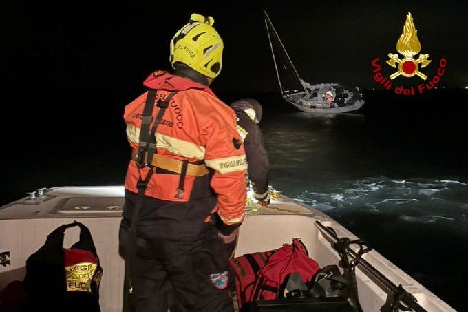 Drei Österreicher gerieten mit ihrem Segelboot in Italien in Seenot.