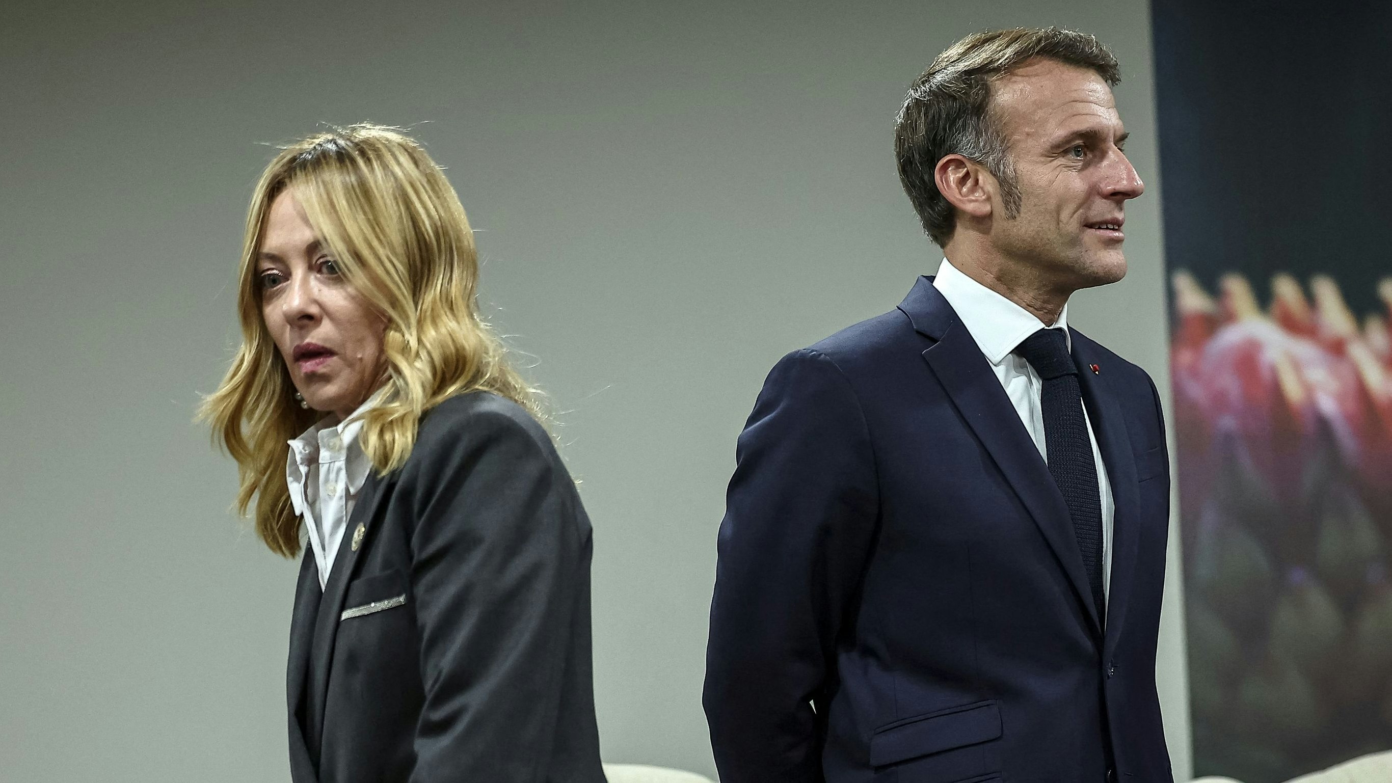 Frankreichs Präsident Emmanuel Macron warf der italienischen Regierungschefin Giorgia Meloni indirekt eine unerwünschte Einmischung vor.