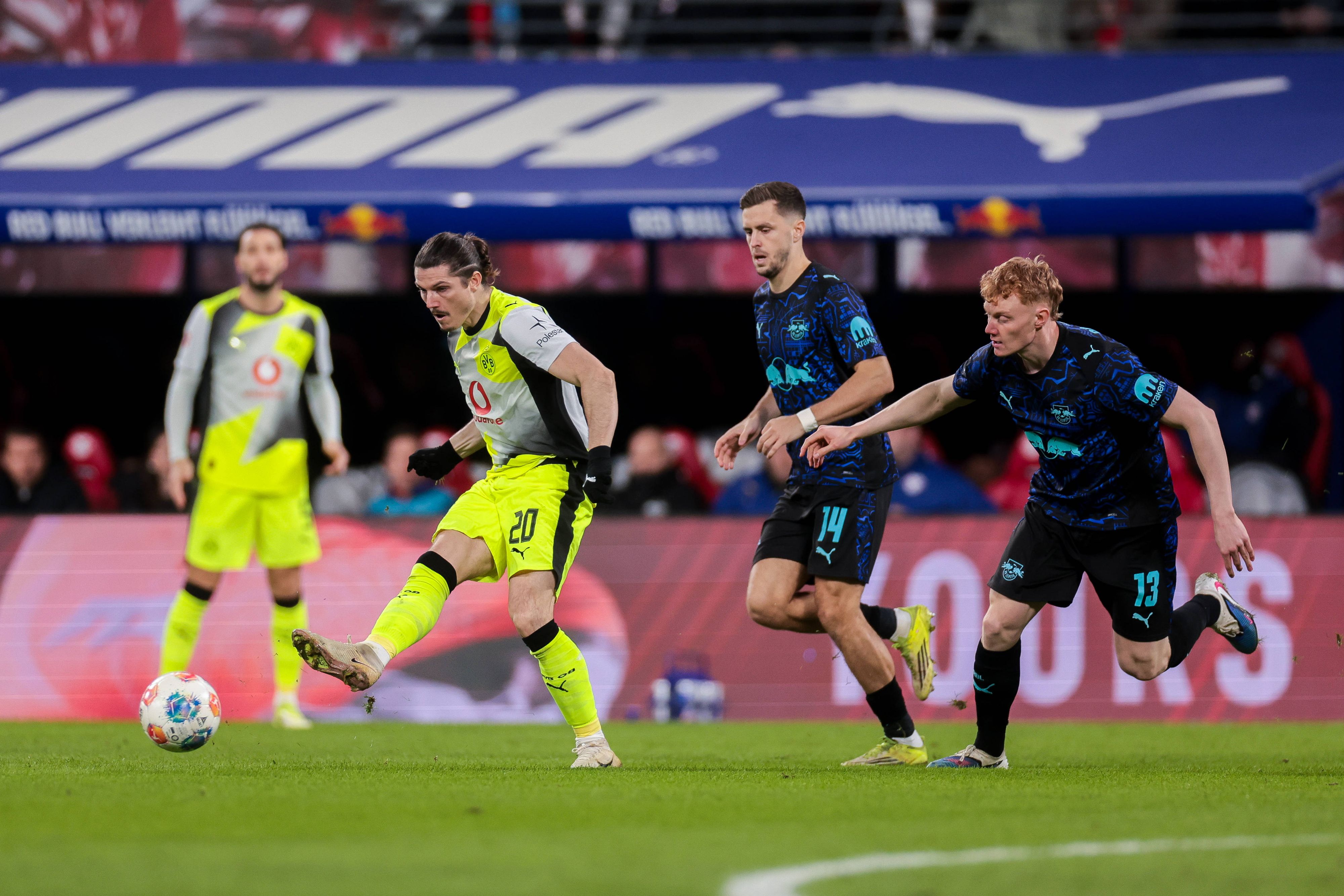 Marcel Sabitzer im Duell mit Christoph Baumgartner und Nicolas Seiwald.