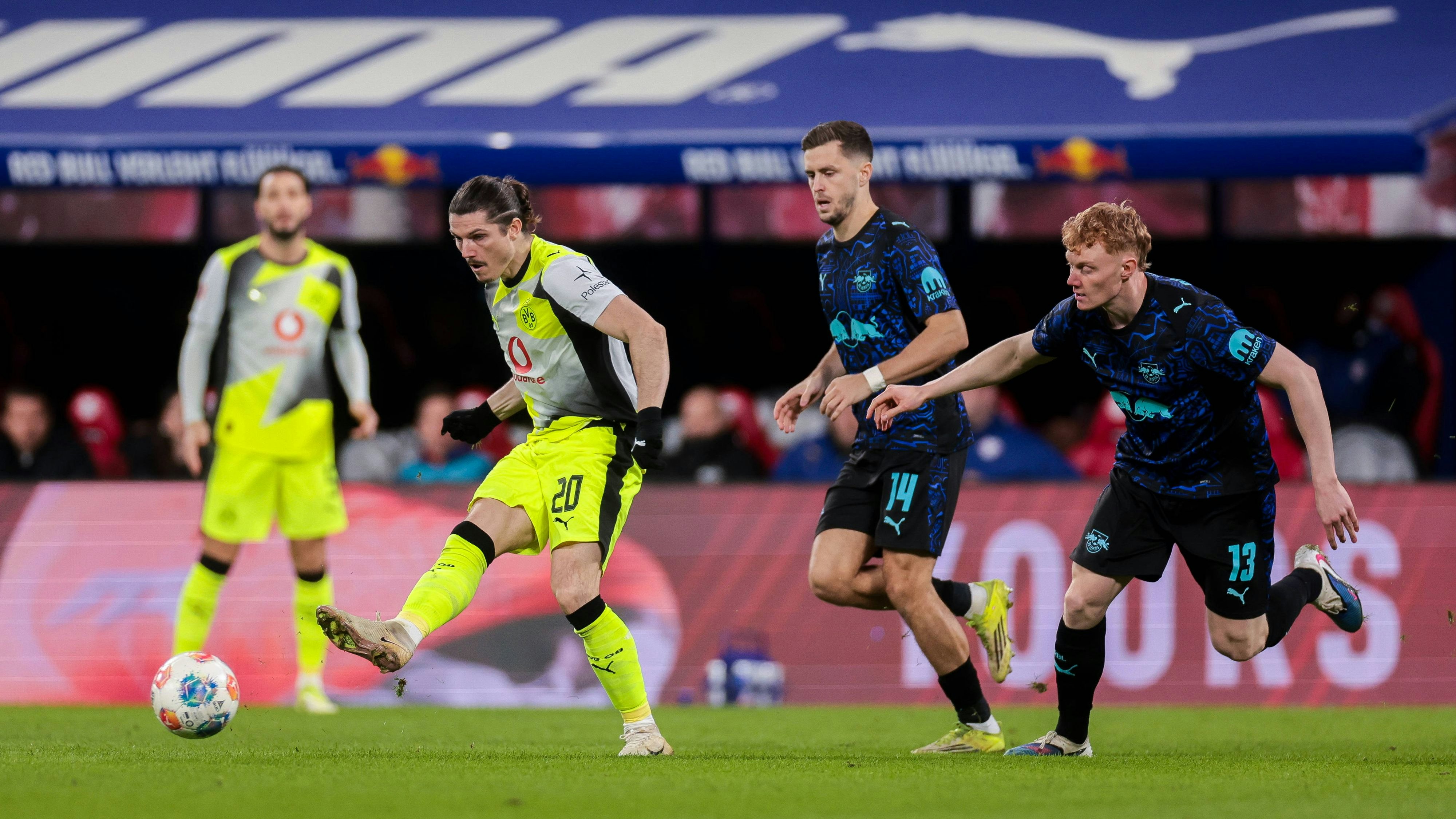 21.02.2026, Fussball, Saison 2025/2026, 1. Bundesliga, 22. Spieltag, RB Leipzig - Borussia Dortmund, v. l. Marcel Sabitzer Borussia Dortmund, Christoph Baumgartner RB Leipzig, Nicolas Seiwald RB Leipzig, Leipzig Red Bull Arena Sachsen Deutschland xRHR-FOTO/DEx *** 21 02 2026, Football, Season 2025 2026, 1 Bundesliga, 22 Matchday, RB Leipzig Borussia Dortmund, f l Marcel Sabitzer Borussia Dortmund , Christoph Baumgartner RB Leipzig , Nicolas Seiwald RB Leipzig , Leipzig Red Bull Arena Saxony Germany xRHR PHOTO DEx Copyright: DennisxEwert/RHR-FOTOx RHR-FOTO/DE