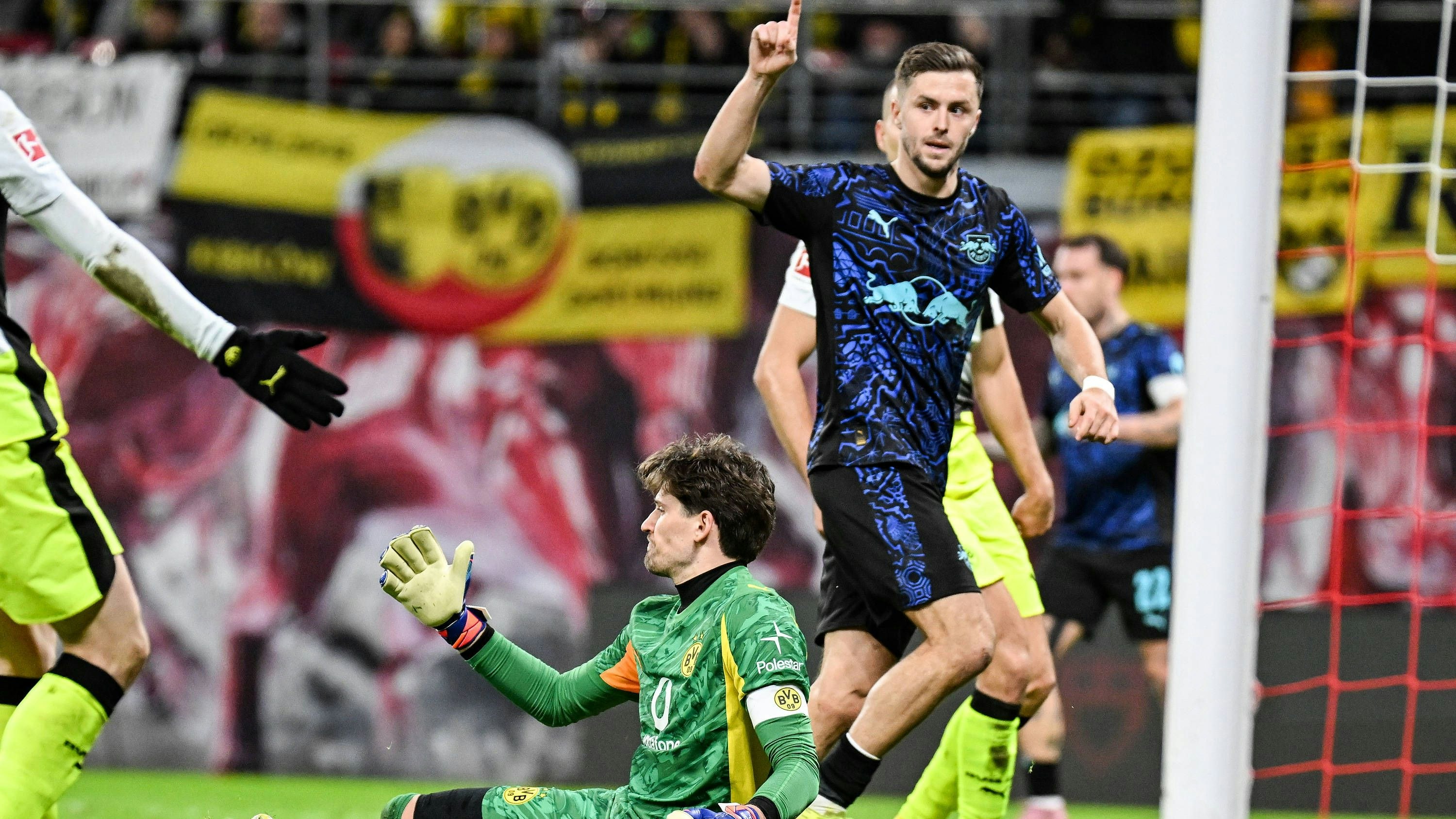 Fußball I Herren I Saison 2025-2026 I Bundesliga I 23. Spieltag I RB Leipzig - Borussia Dortmund I 21.02.2026 Torjubel Christoph Baumgartner 14, RB Leipzig, Gregor Kobel 1, Borussia Dortmund sitzt verdutzt auf dem Boden Leipzig Red Bull Arena Sachsen Deutschland *** Soccer I Men I Season 2025 2026 I Bundesliga I 23 Matchday I RB Leipzig Borussia Dortmund I 21 02 2026 Goal celebration Christoph Baumgartner 14, RB Leipzig , Gregor Kobel 1, Borussia Dortmund sits stunned on the floor Leipzig Red Bull Arena Saxony Germany Copyright: xLobeca/InesxHähnelx