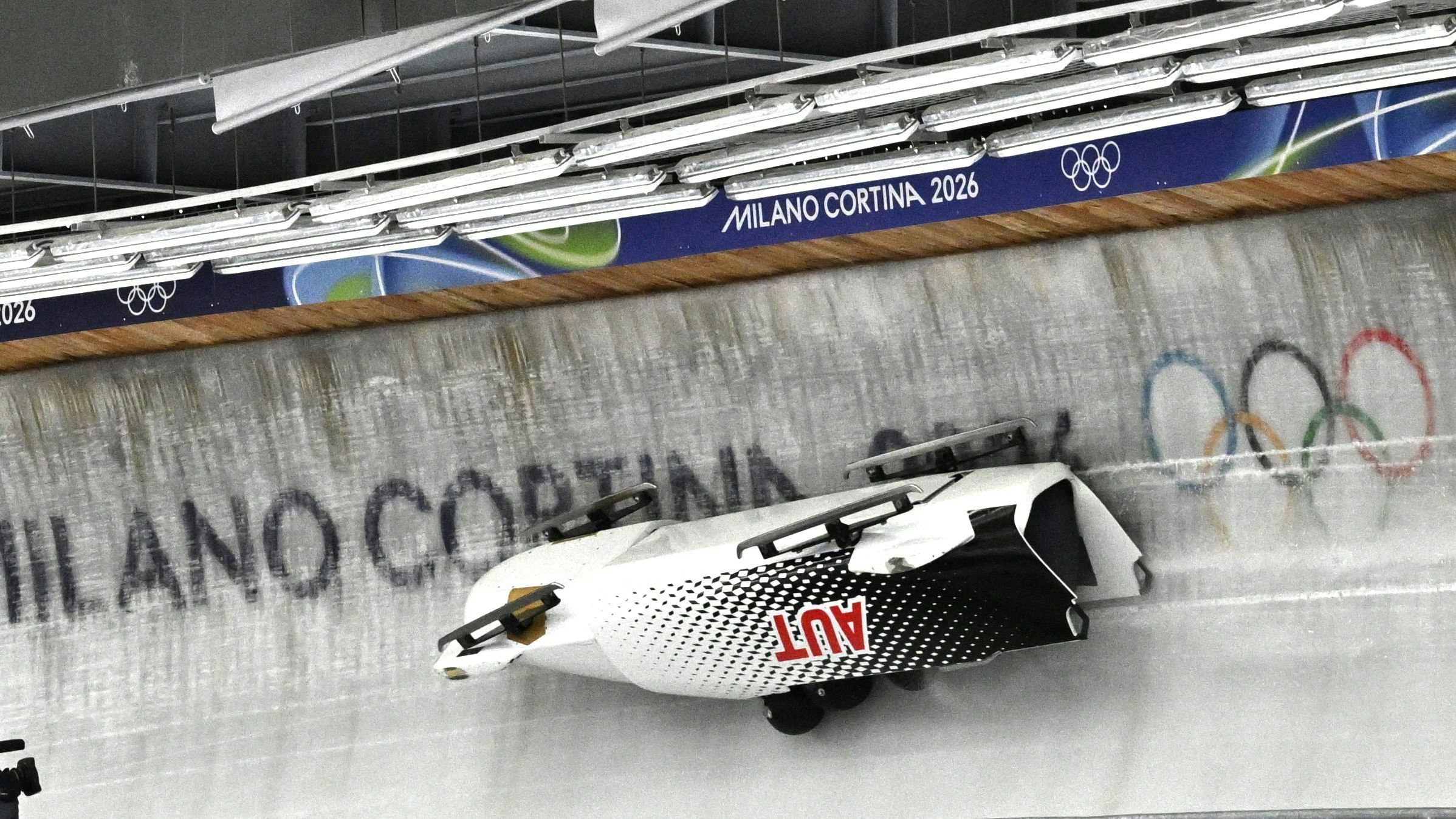 Der österreichische Bob ist im zweiten Olympia-Lauf umgekippt. 