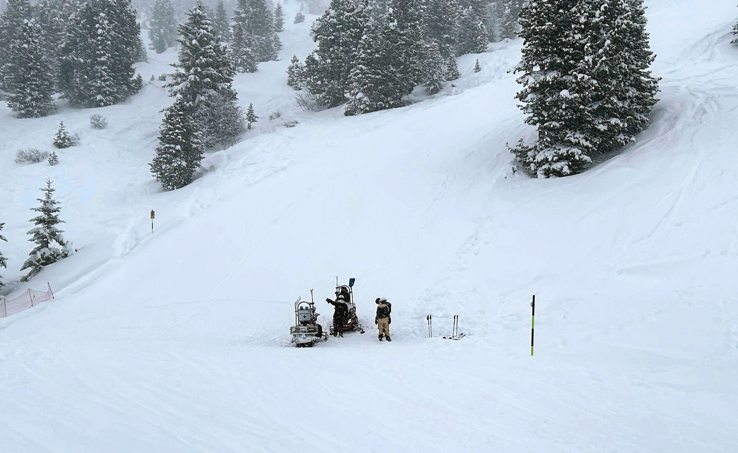 Der Skifahrer steckte wohl über Minuten hinweg kopfüber und bewusstlos im Schnee. 
