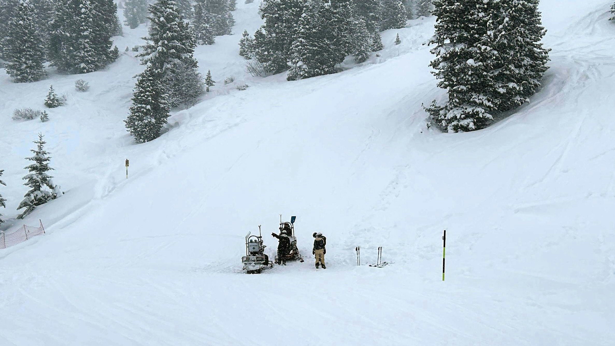 Der Skifahrer steckte wohl über Minuten hinweg kopfüber und bewusstlos im Schnee. 