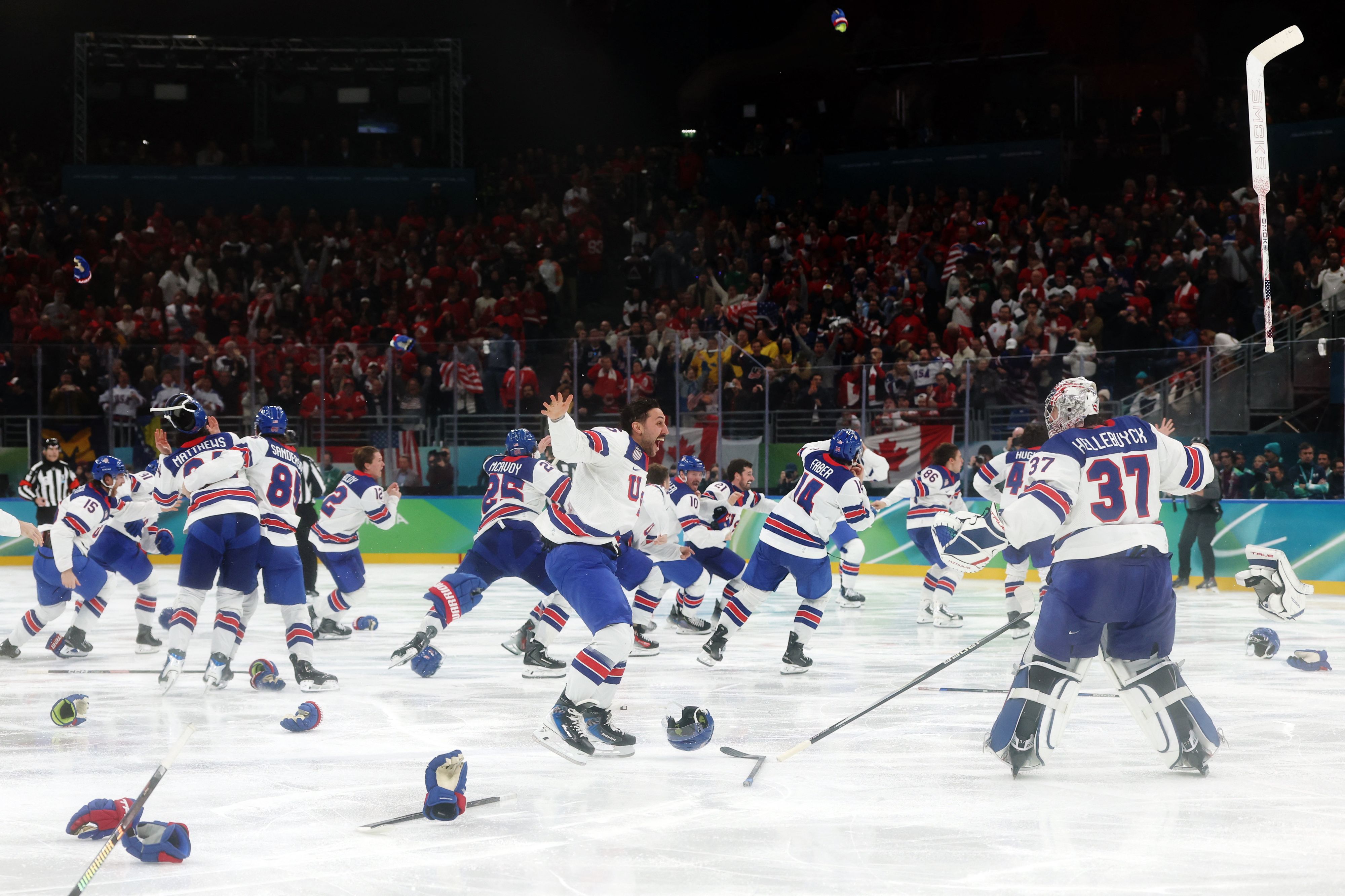 Die US-Boys jubeln über Eishockey-Gold.