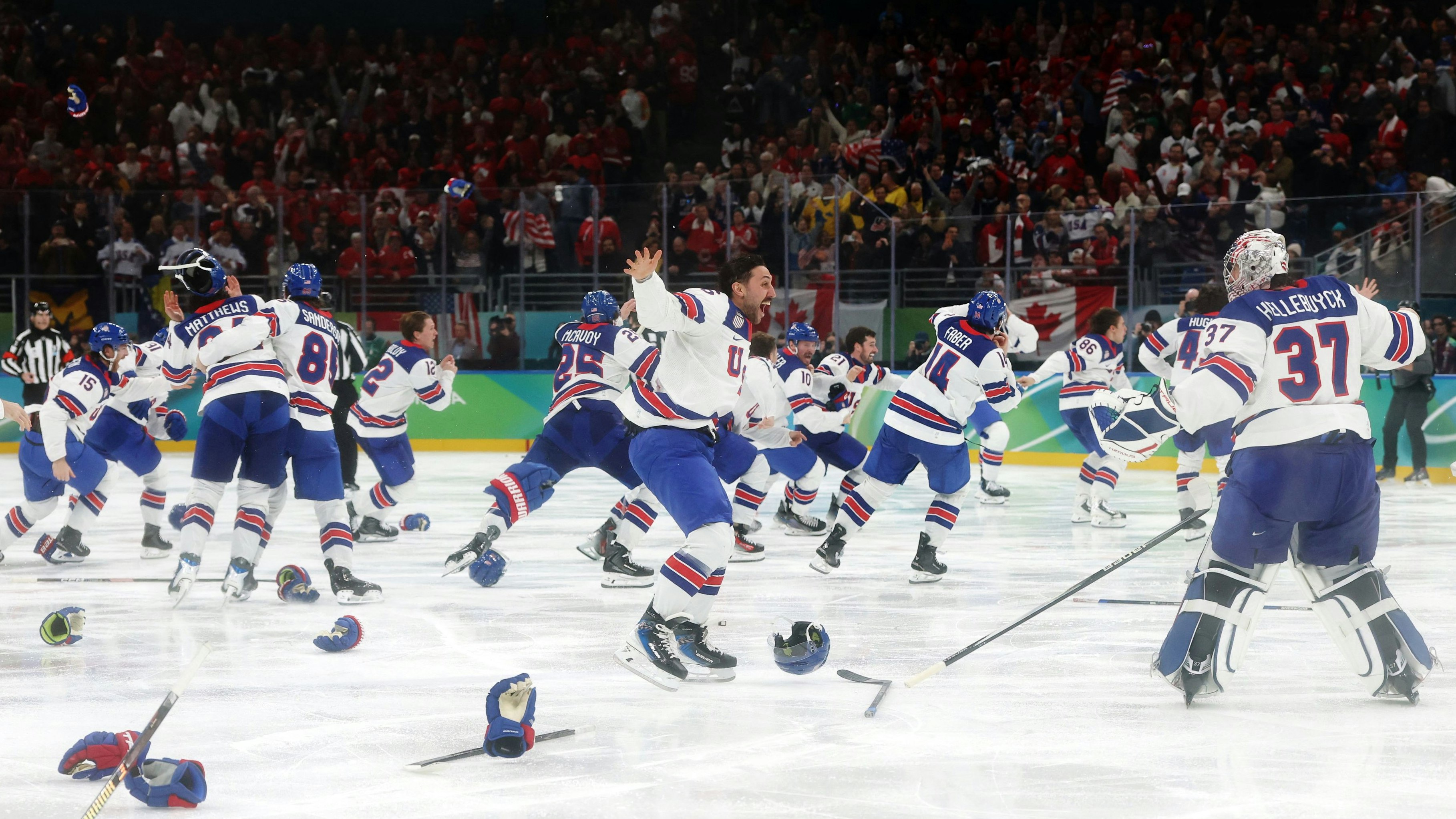 Die US-Boys jubeln über Eishockey-Gold.