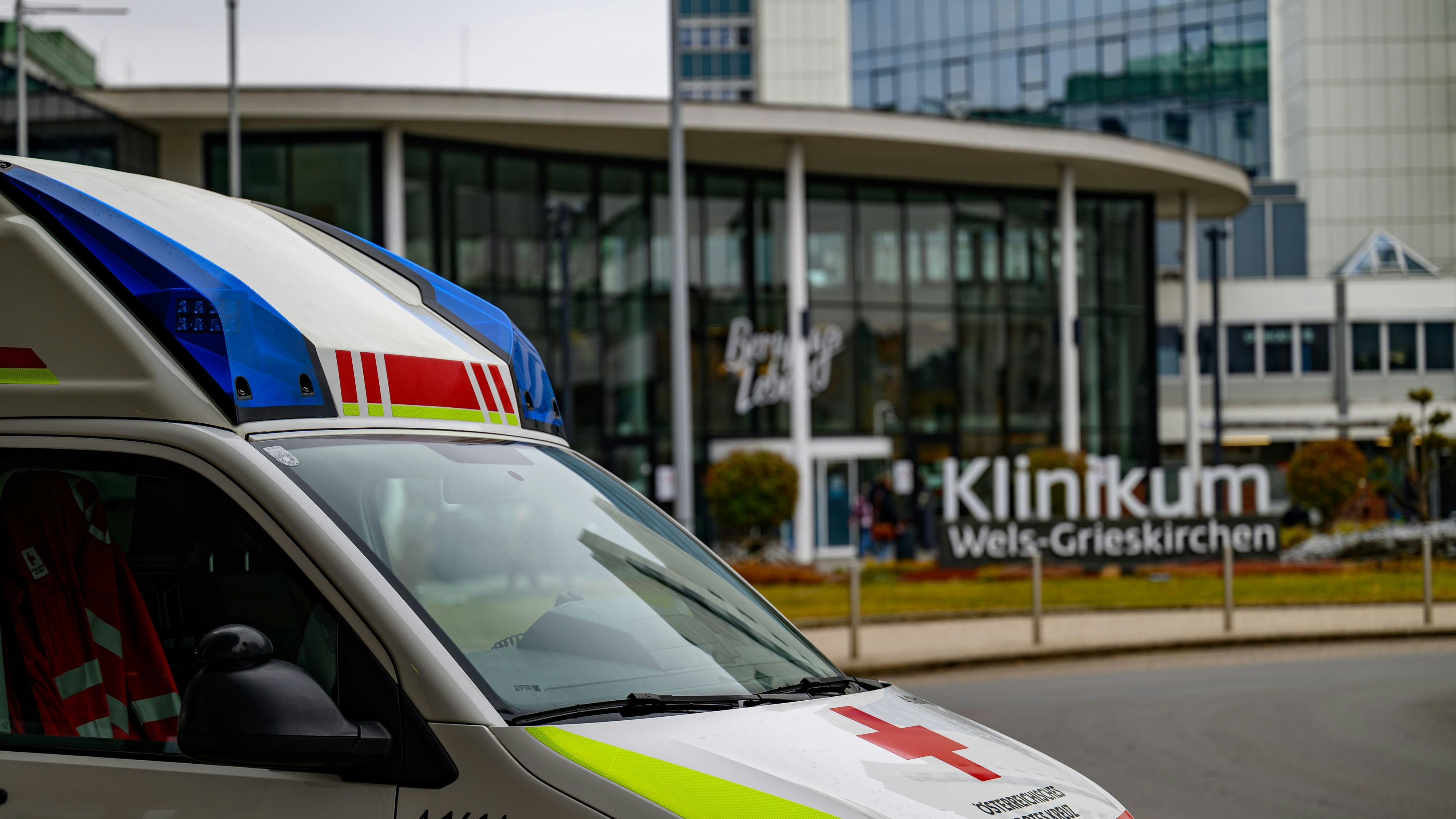 Rettungsfahrzeug vor dem Klinikum Wels-Grieskirchen. Archivbild.