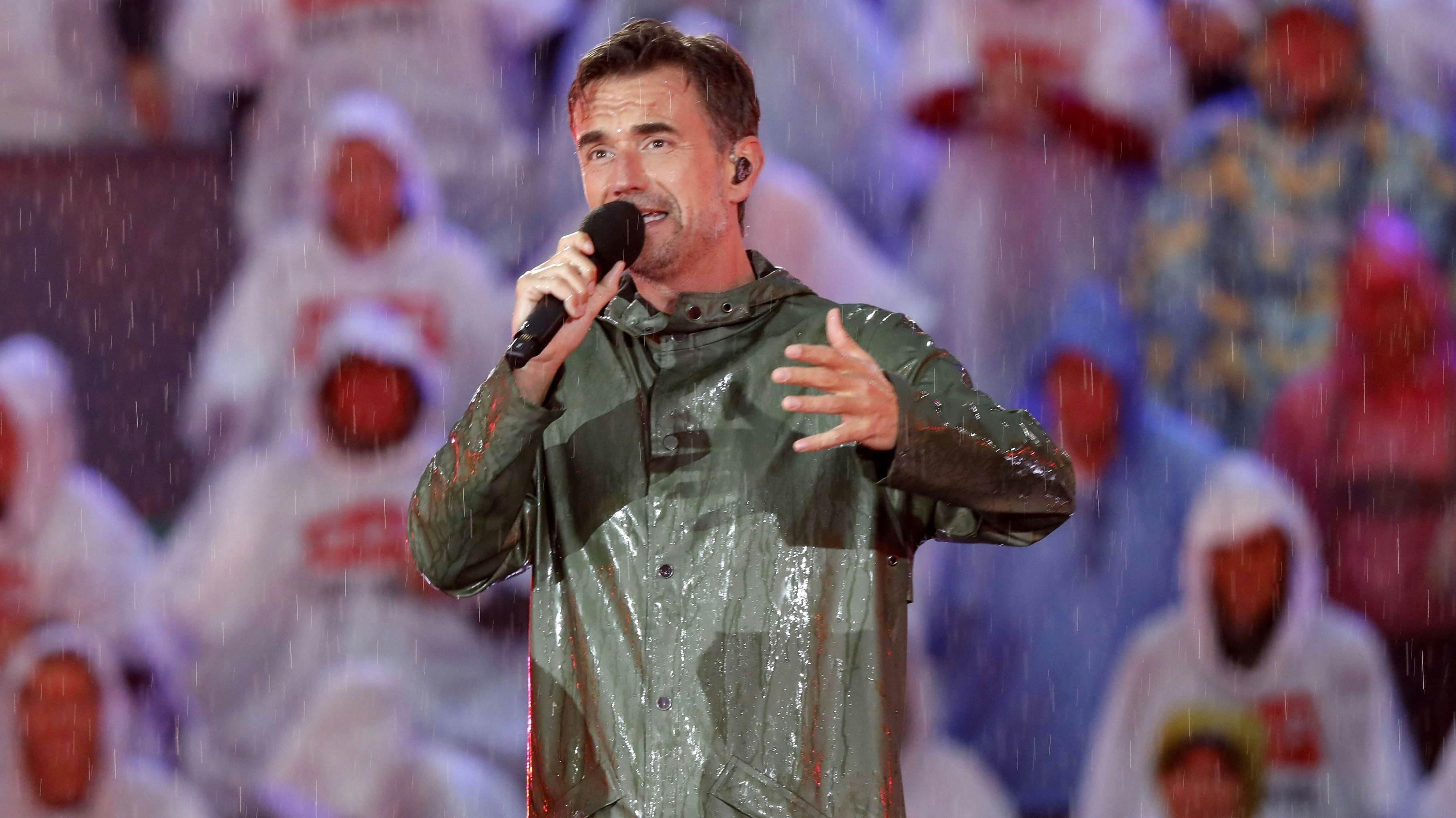 2024 traf Silbereisen beim "Schlagerbooom Open Air" plötzlich der Regen - diesmal der Fußball.