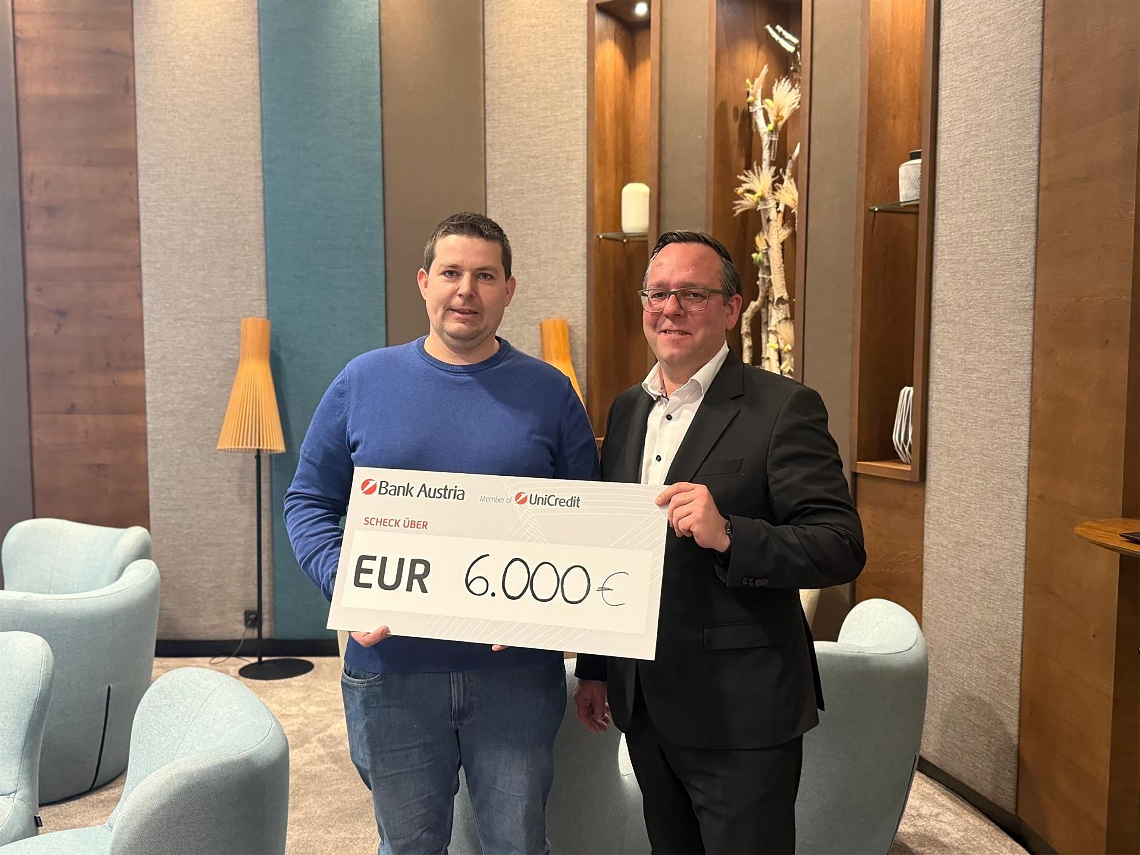 Erwin Gruber und Bernhard Strohmeier (Geschäftsführer) mit Spendenscheck