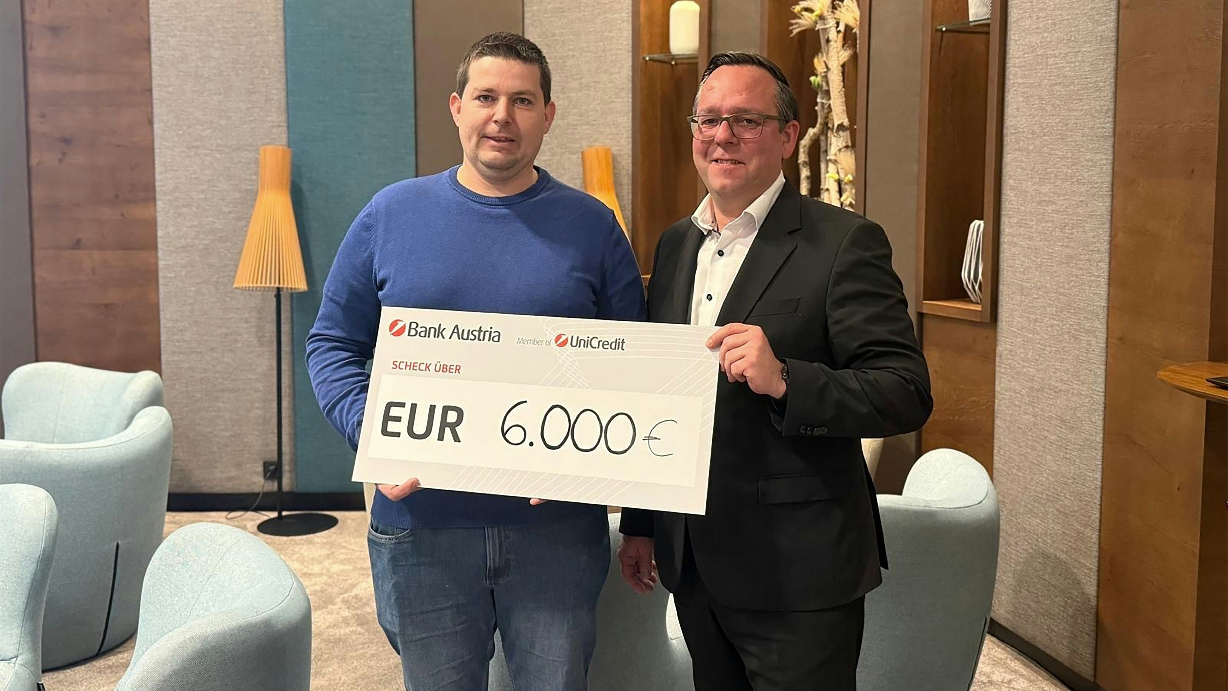 Erwin Gruber und Bernhard Strohmeier (Geschäftsführer) mit Spendenscheck