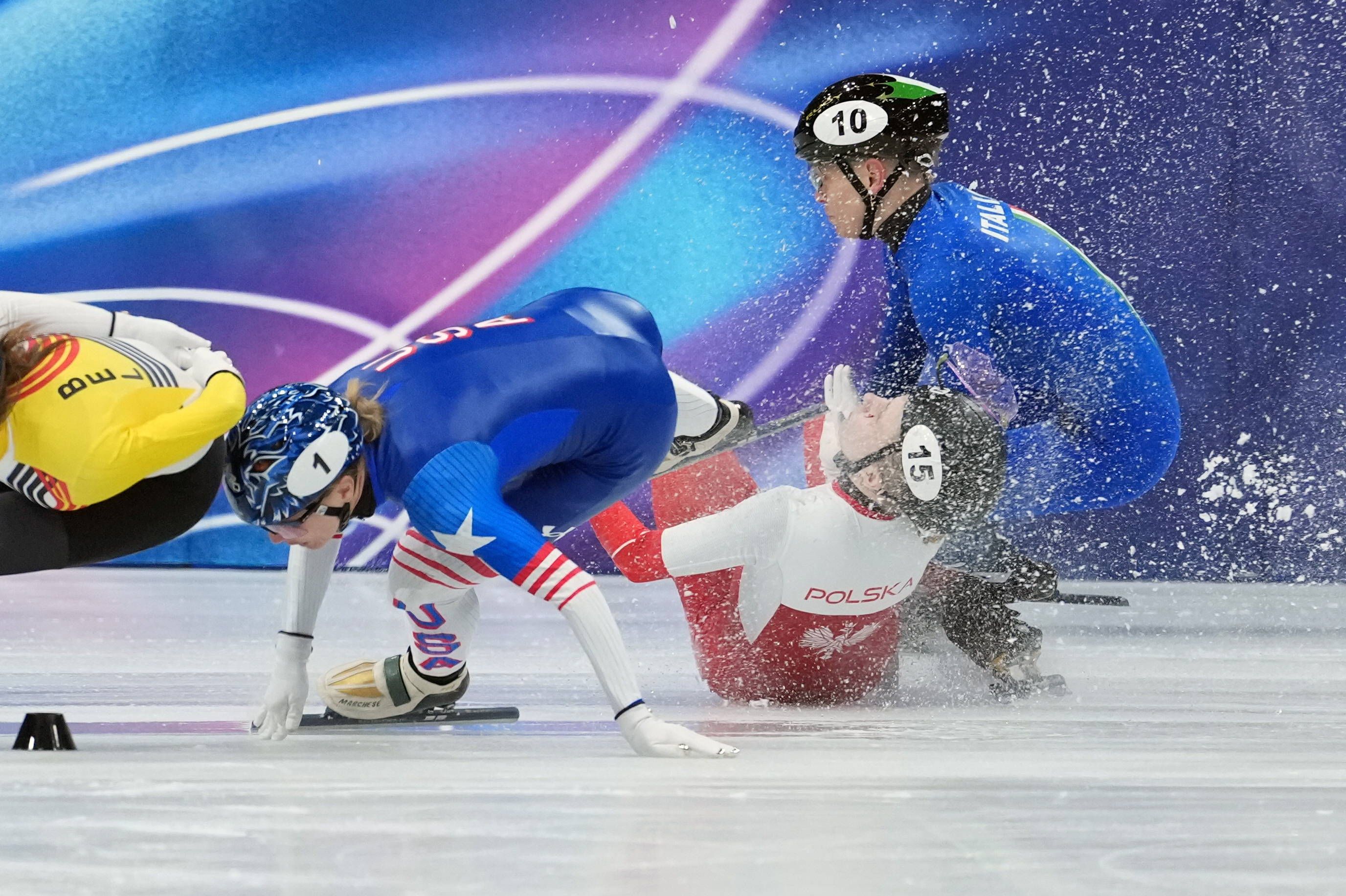 Kamila Sellier wird vom Eislaufschuh unter dem Auge getroffen.