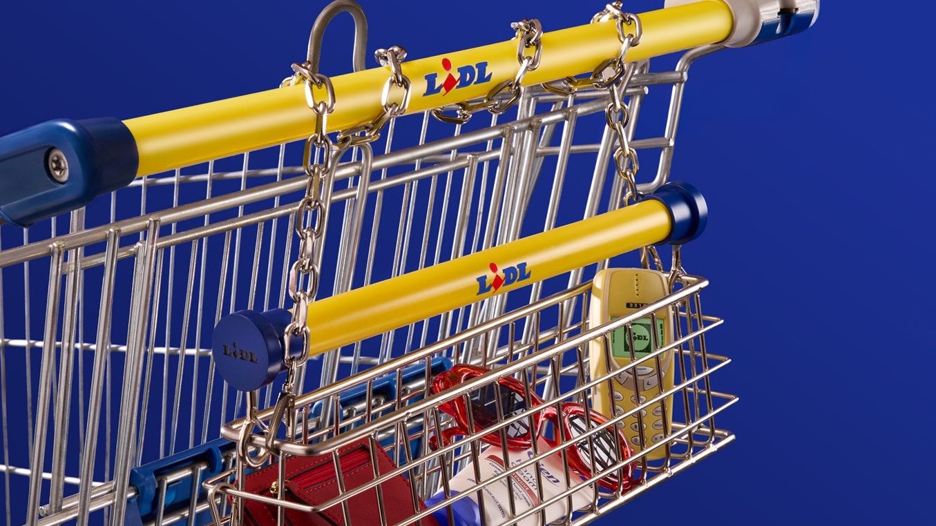 Heute.at - Supermarkt auf der Schulter: Lidl hängt uns Wagerl um