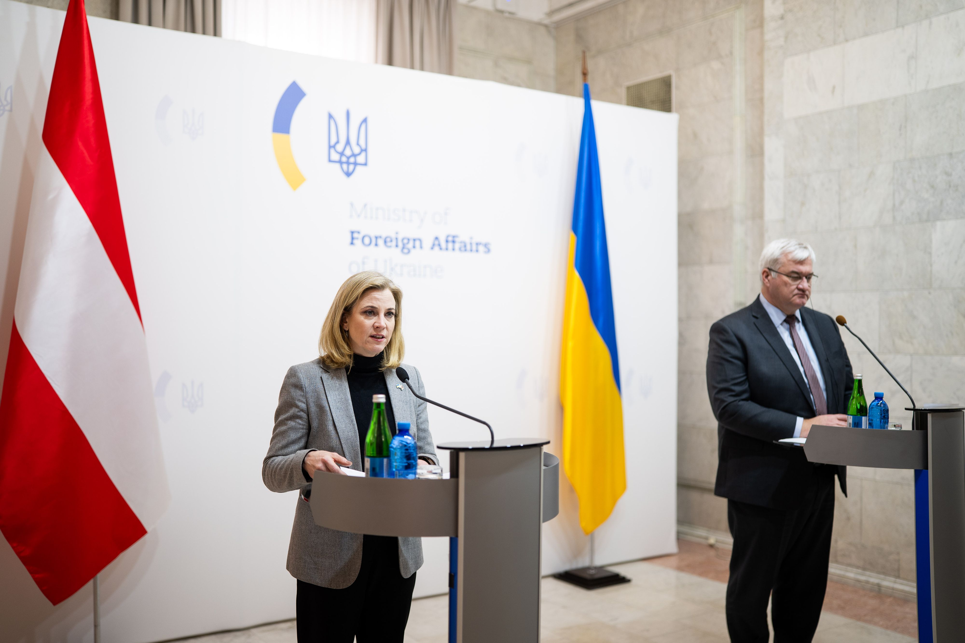 Außenministerin Beate Meinl-Reisinger bei einem Pressetermin mit ihrem ukrainischen Amtskollegen Andrij Sybiha.