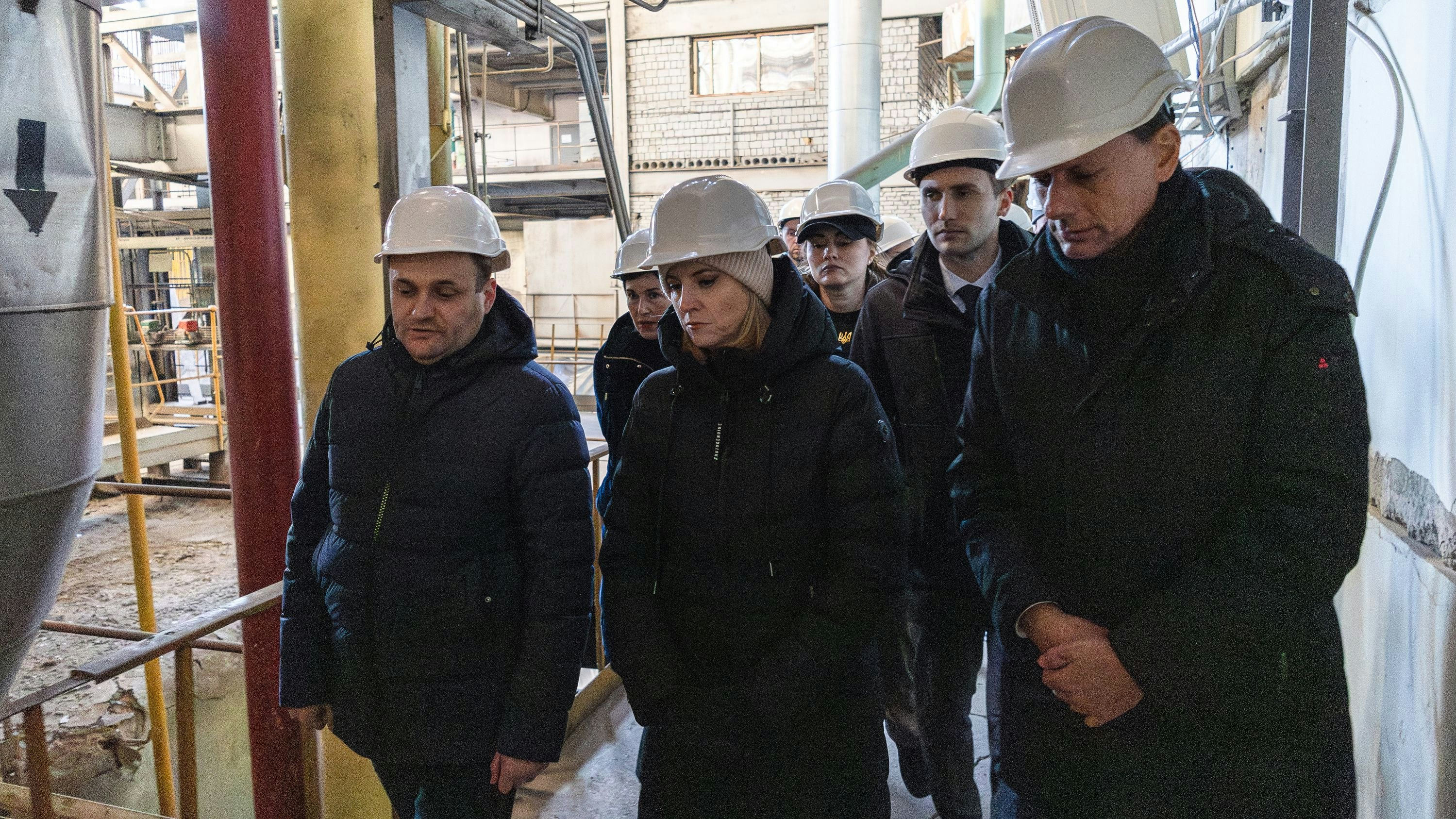 Außenministerin Beate Meinl-Reisinger bei der Besichtigung des Kraftwerks.