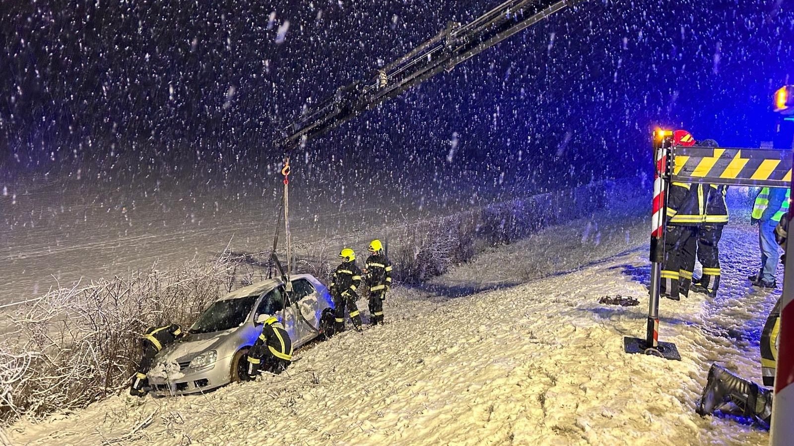 Heftige Schneefälle sorgten für Chaos in Mattersburg. Die Feuerwehr wurde zu 40 Einsätzen innerhalb von 12 Stunden gerufen.