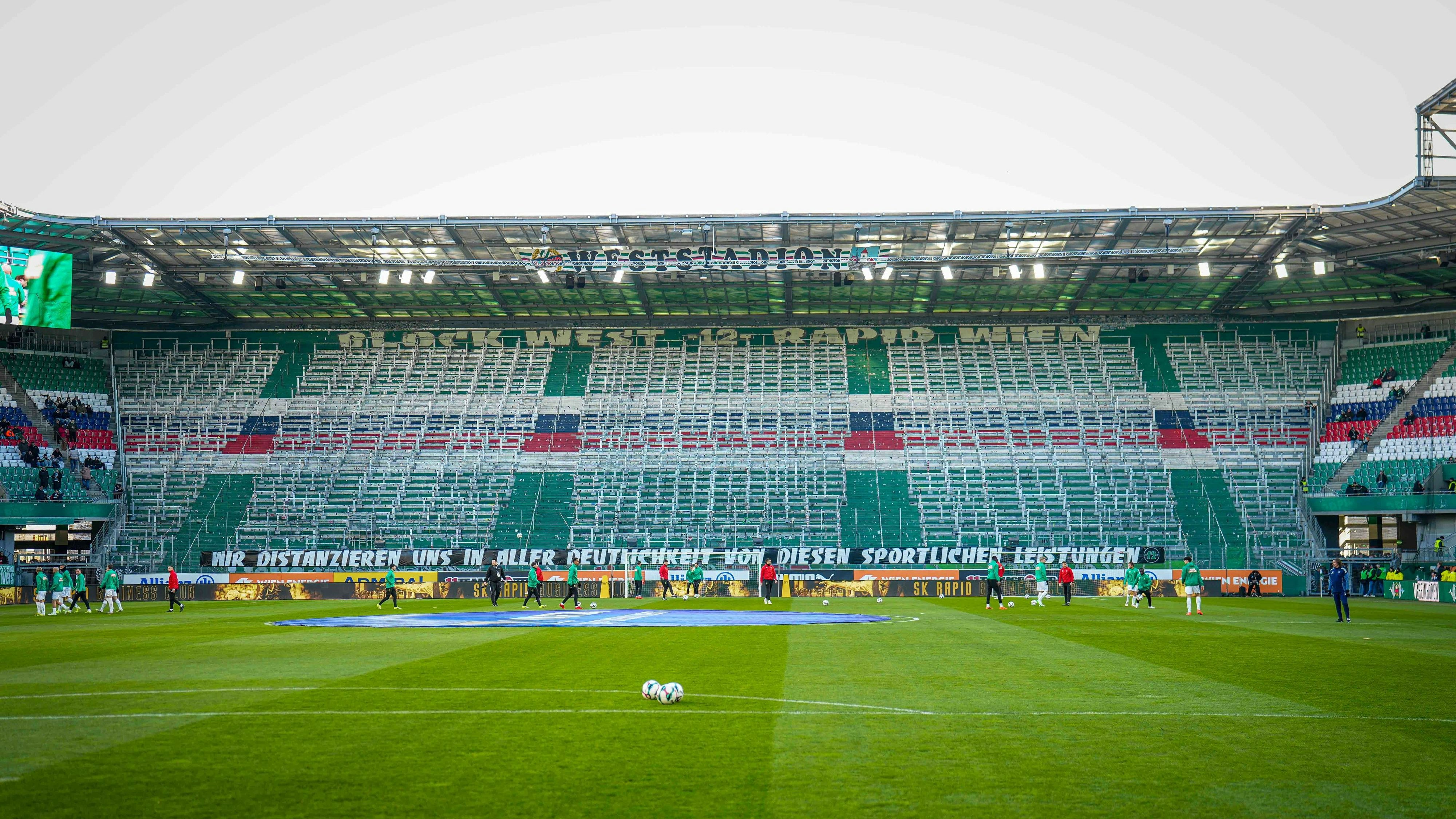 Nicht jeder auf der West ist in einem Fanclub. Sind viele dort weil die Karten billiger oder ein Abo besitzen oder der Stimmung wegen. Wollen sich das Spiel ansehen.Werden aber von den Ultras oder anderen Fanlagern dazu gehindert.Weil diese beleidigt spielen und ihre Fanpolitik ausleben werden andere der Zutritt zu den Plätzen verwehrt. Ein Harter Kern nimmt Fans und den ganzen Verein in Beschlag.