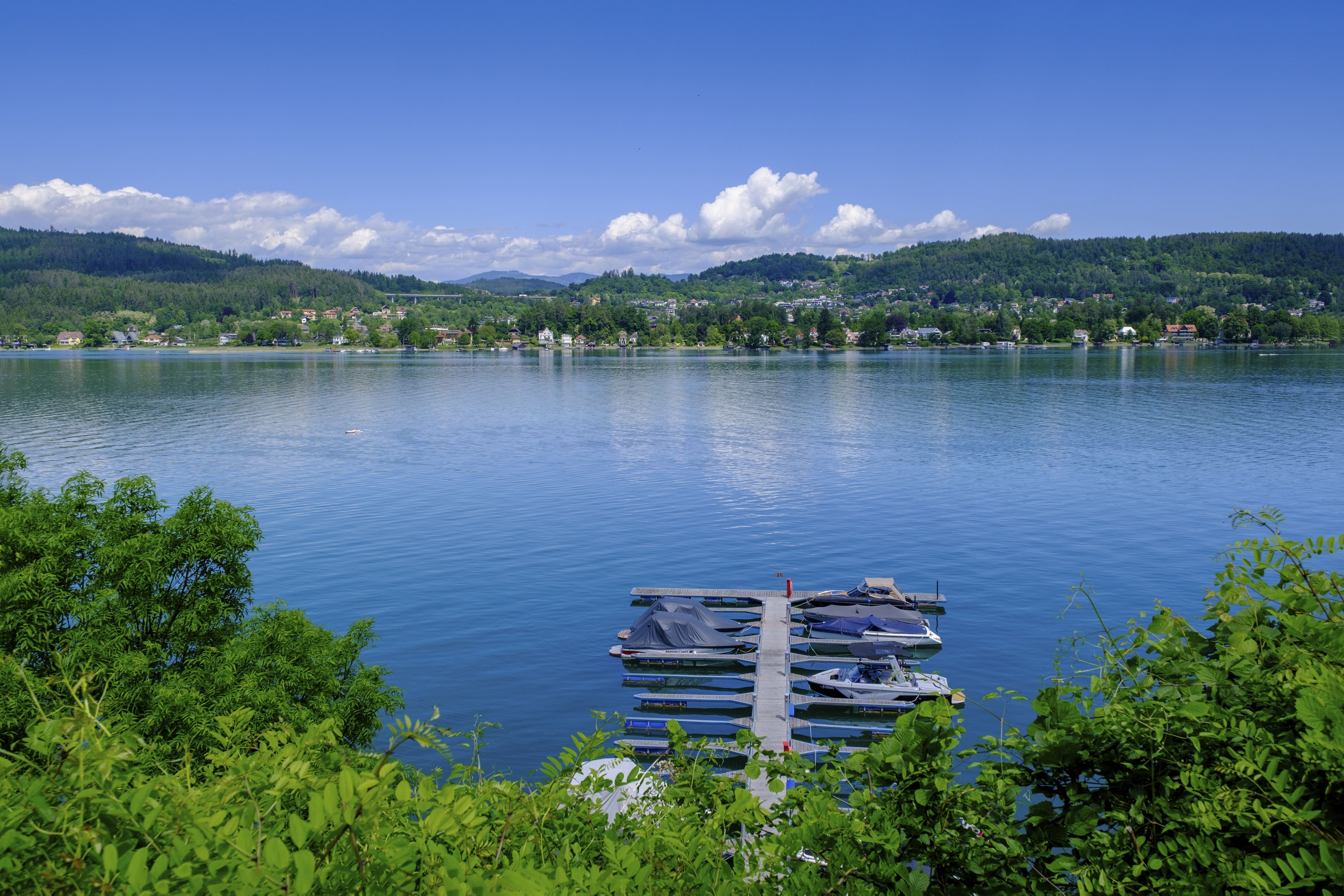 Traumlage am Wörthersee: Steg, Boote und Panorama inklusive