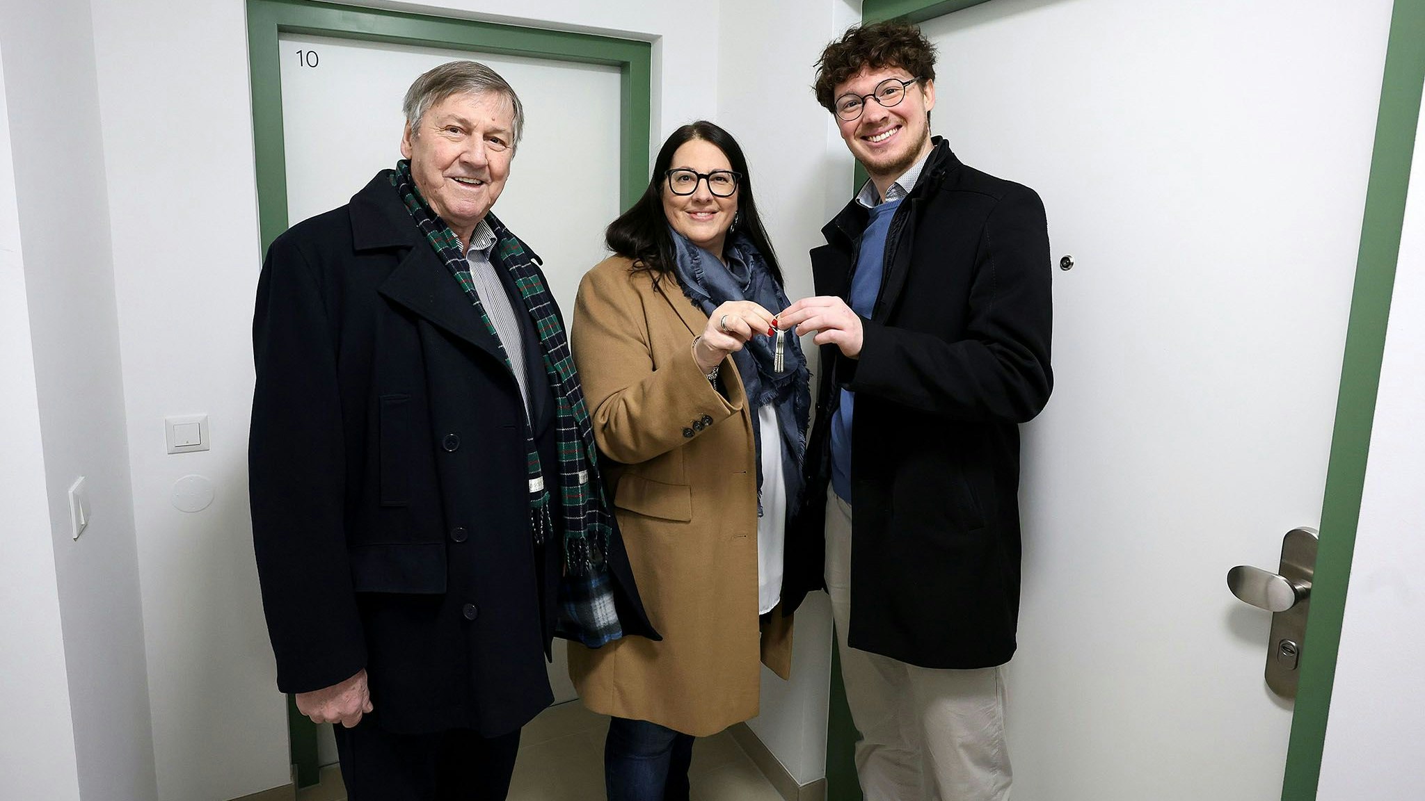 Schlüsselübergabe des Gemeindebau Neu im Village, in der Ljuba-Welitsch-Promenade 18, mit Wohnbaustadträtin Kathrin Gaál und BV Erich Hohenberger.