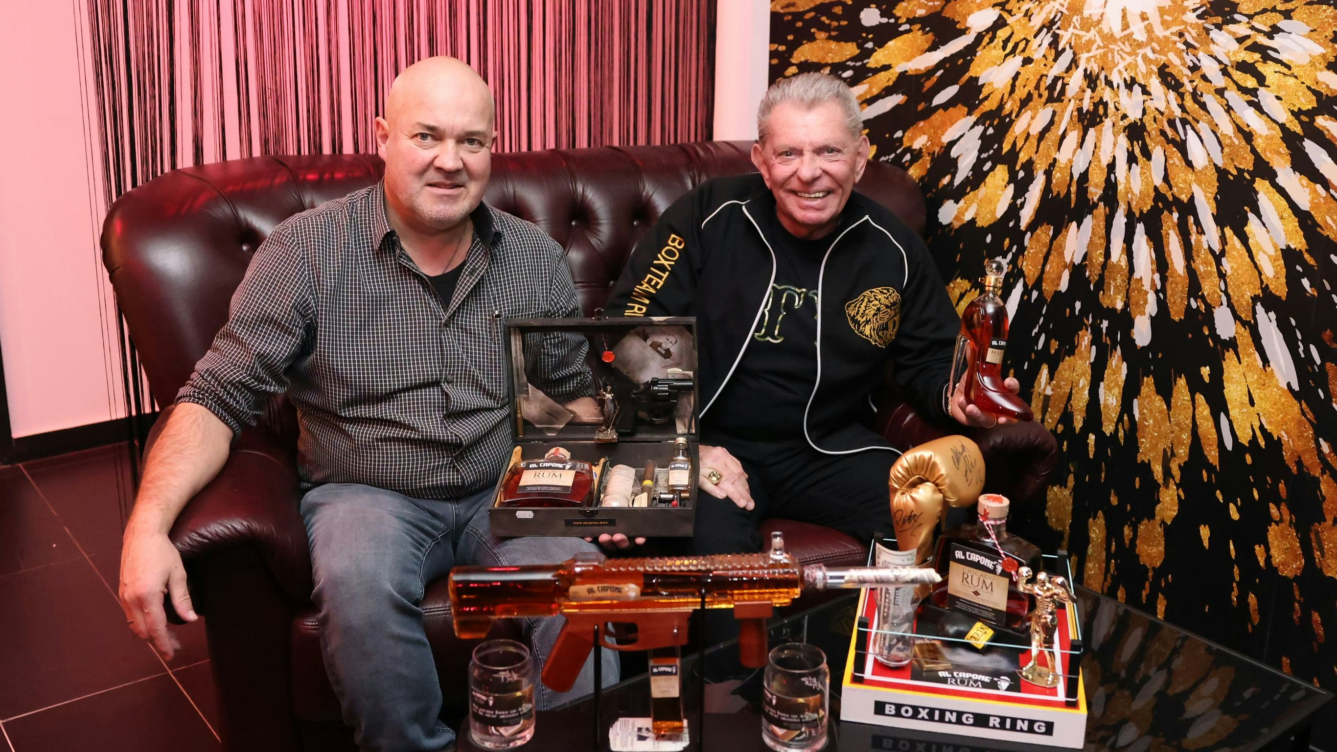 Heute.at - Rum im Mafia-Look – Duo erweckt Al Capone zum Leben