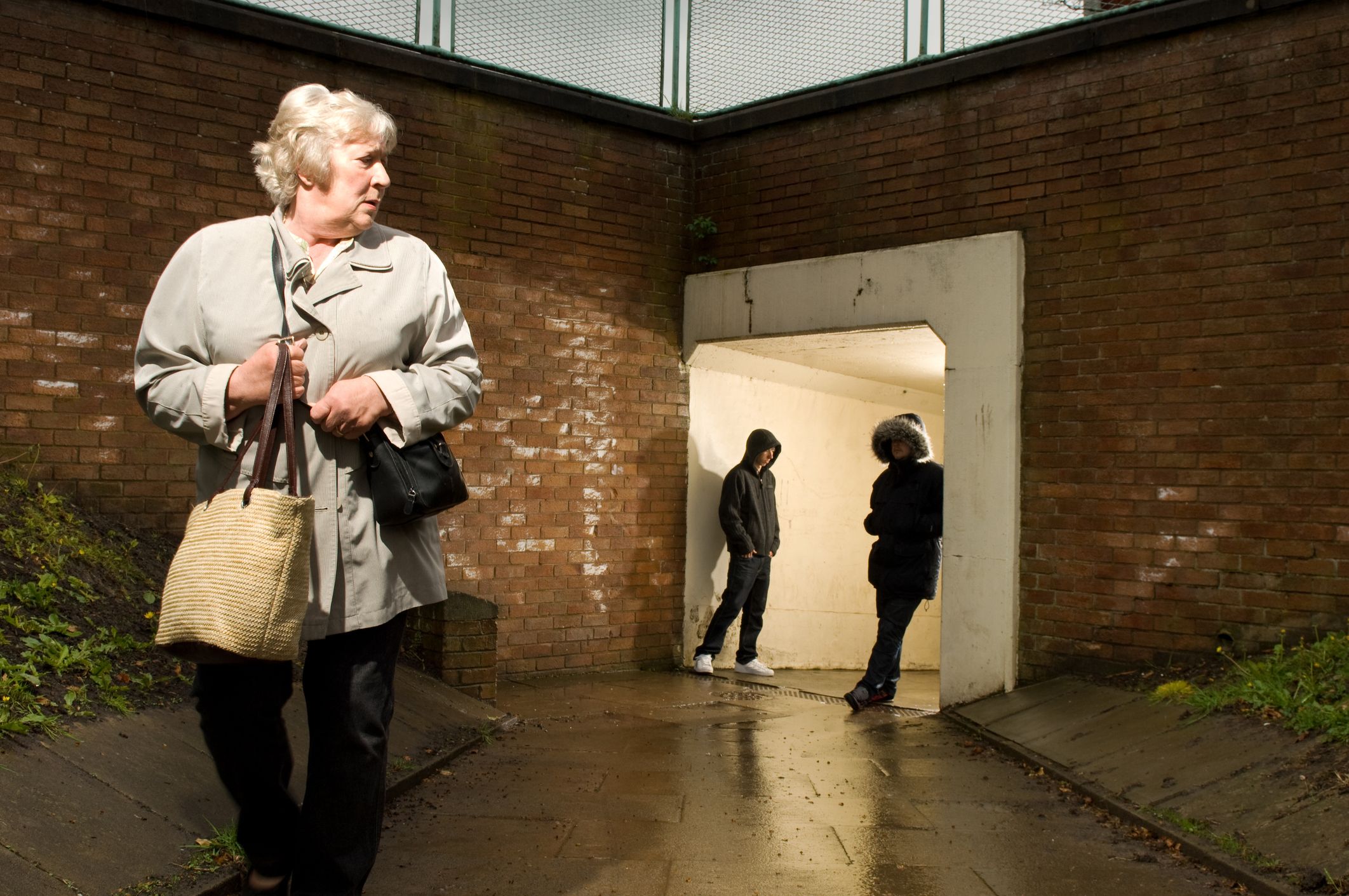 Eine 85-Jährige wurde von einem unbekannten Täter beraubt (Symbolbild).