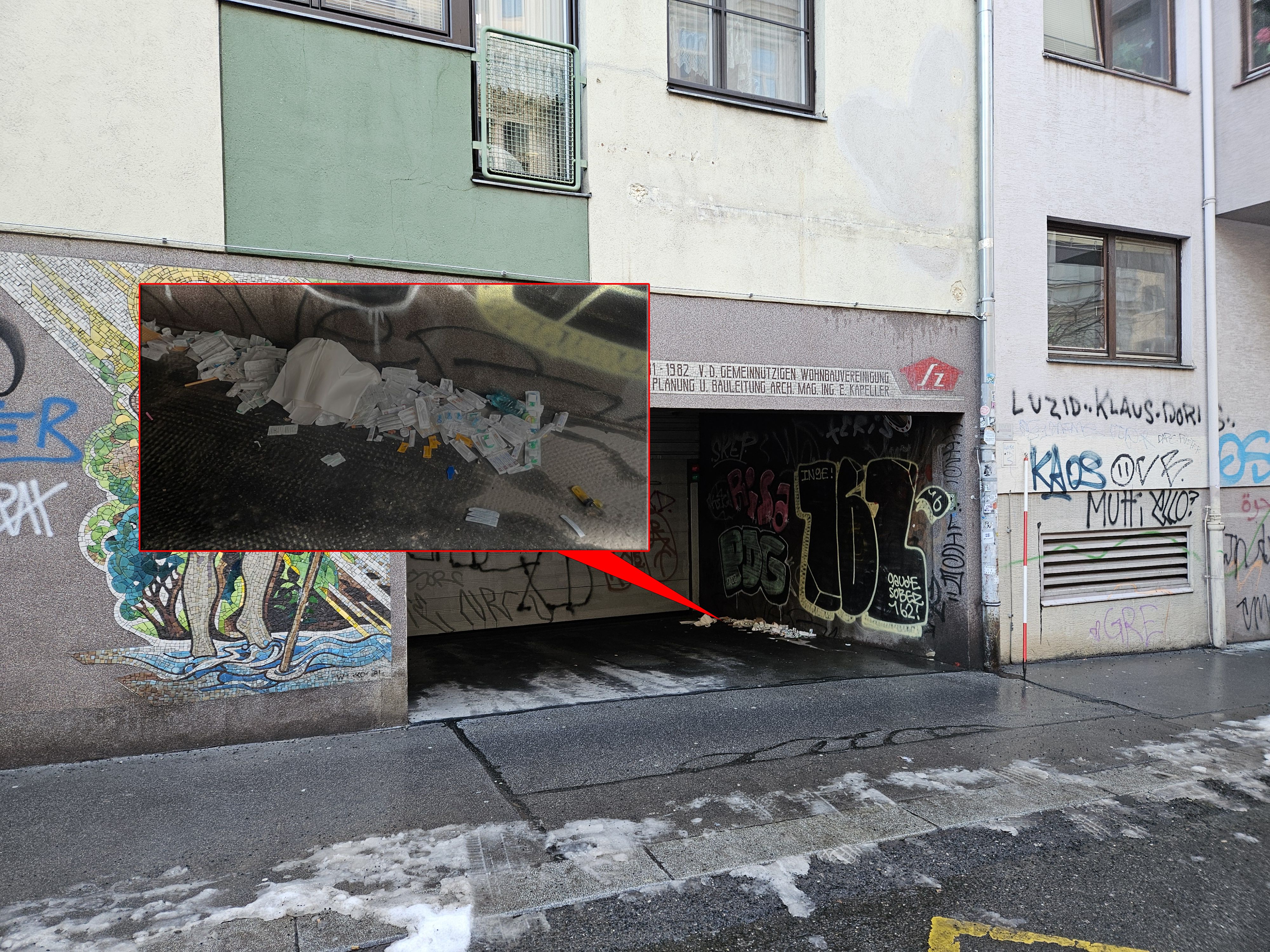 In einer Einfahrt in der Webgasse liegen Spritzen, vermutlich von Junkies. 