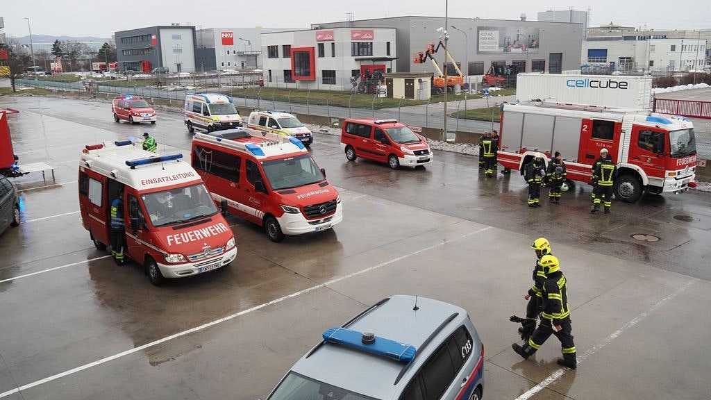 Massive Verrauchung einer Lagerhalle