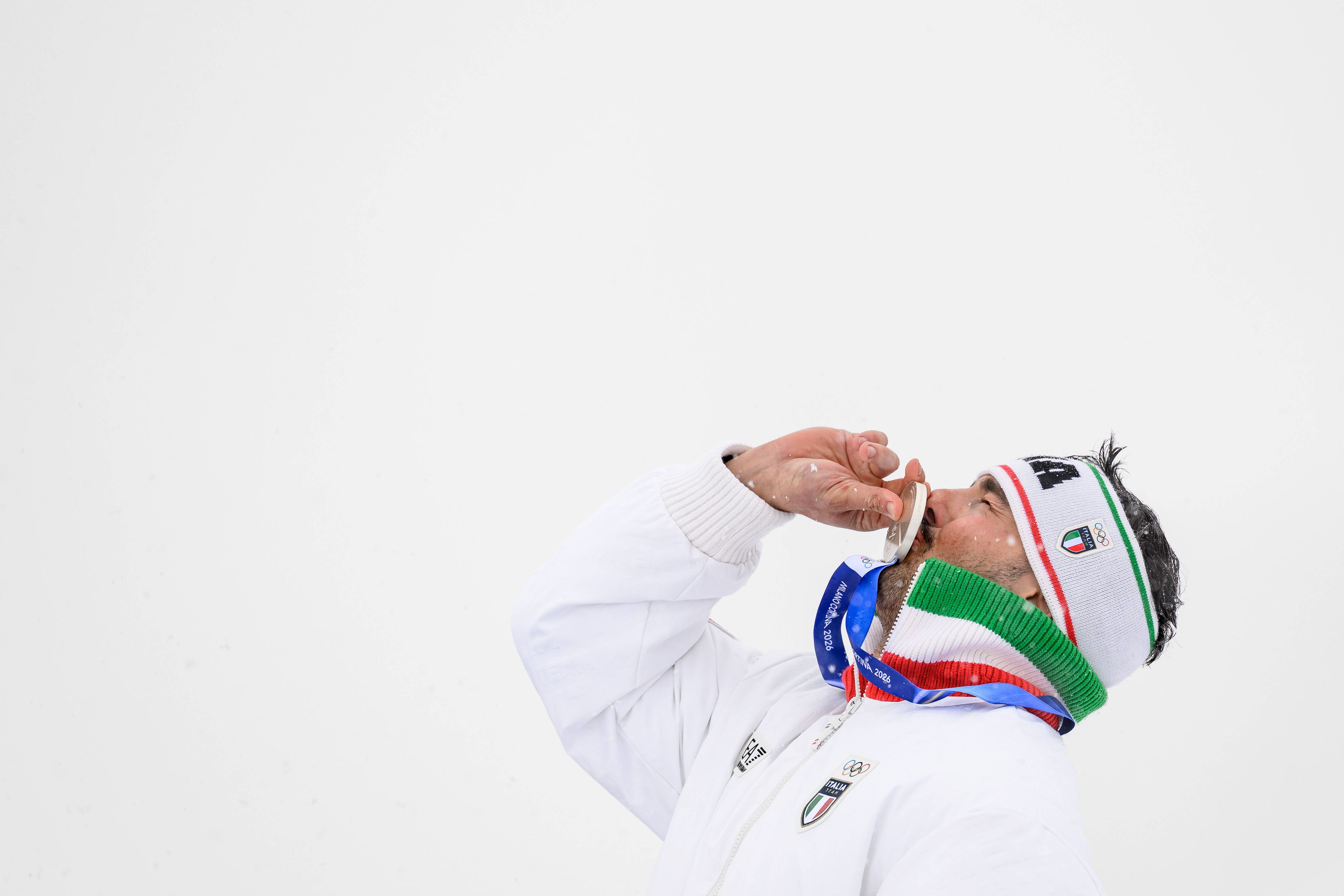 Federico Tomasoni küsst seine Medaille – und hat Tränen im Auge.