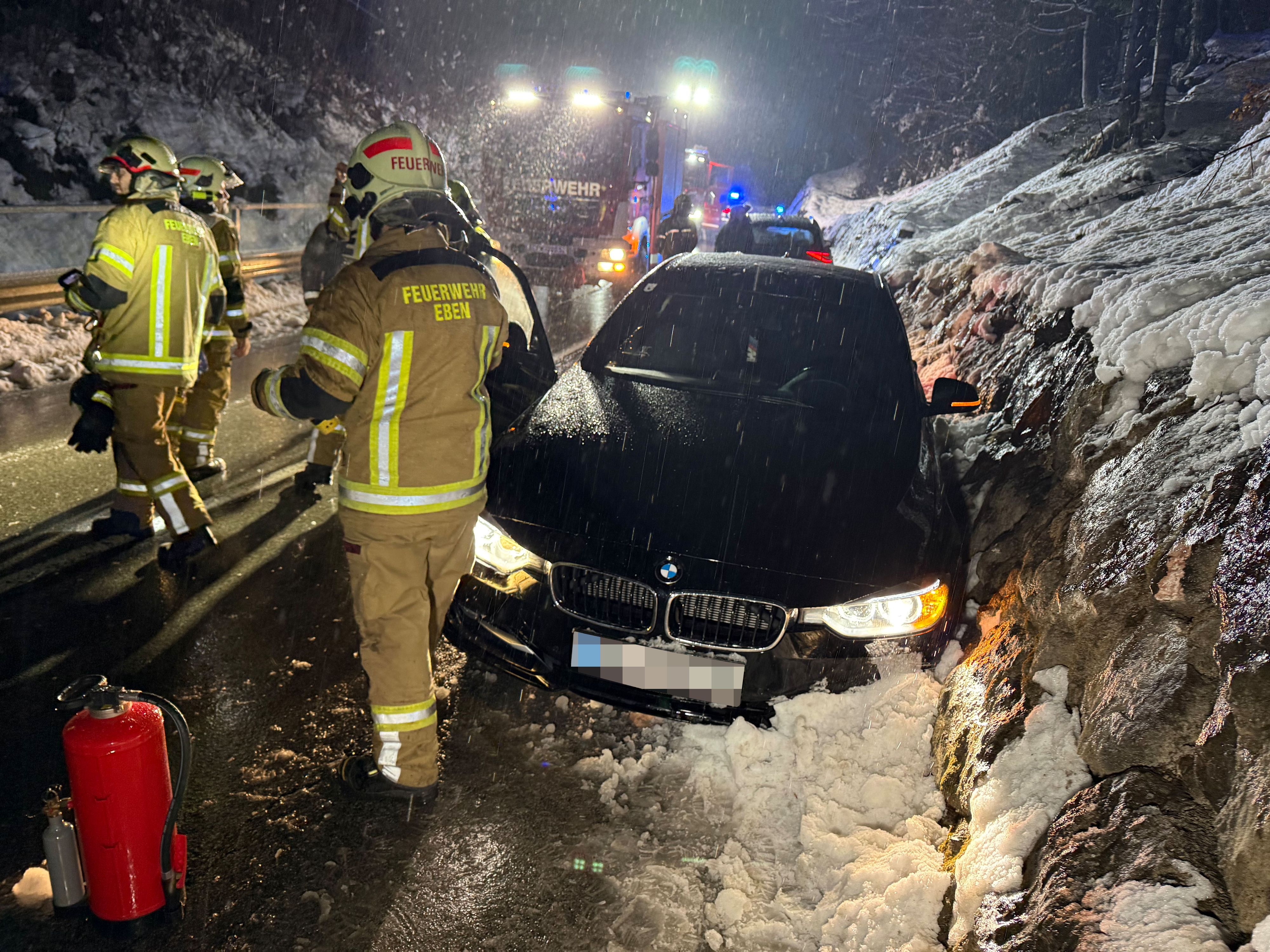 Am Samstagabend kam es in Eben am Achensee zu einem Unfall. Die 23-jährige Lenkerin wurde ins Spital gebracht.