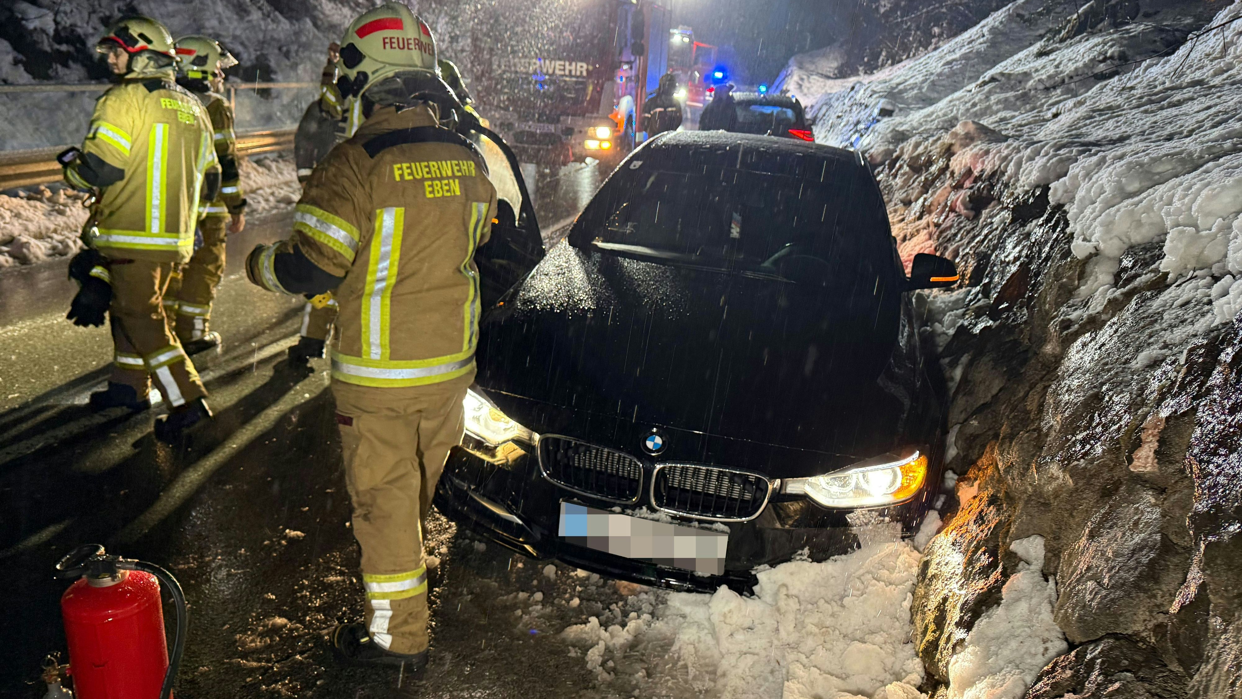 Am Samstagabend kam es in Eben am Achensee zu einem Unfall. Die 23-jährige Lenkerin wurde ins Spital gebracht.