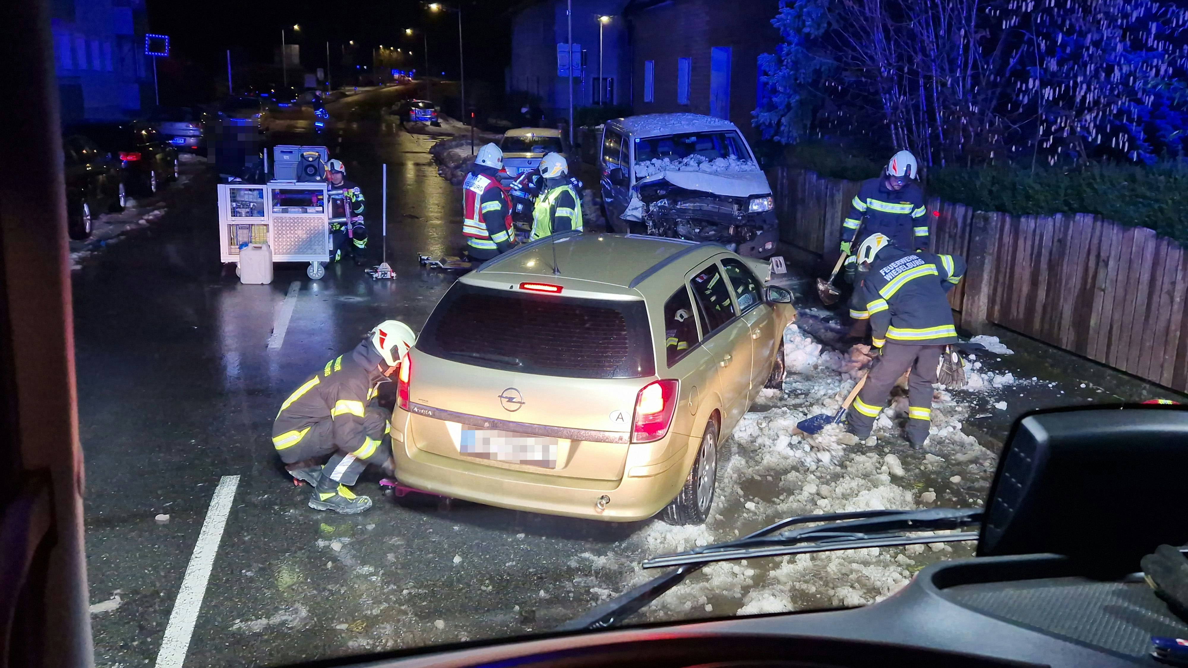 Pkw prallt gegen geparkte Fahrzeuge in Wieselburg