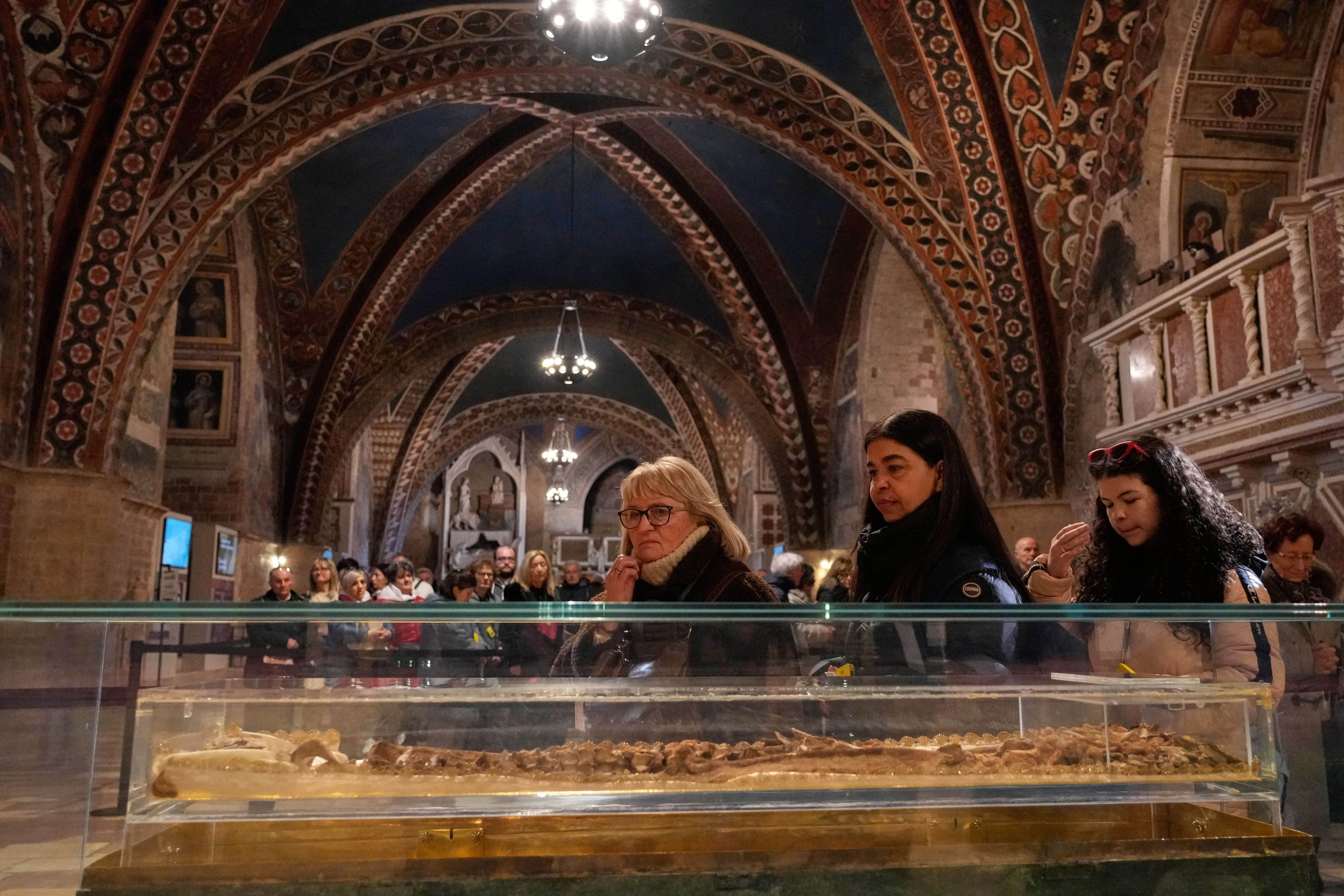 Gläubige stehen Schlange, um die Gebeine von Franz von Assisi in der Basilika San Francesco bestaunen zu können. 