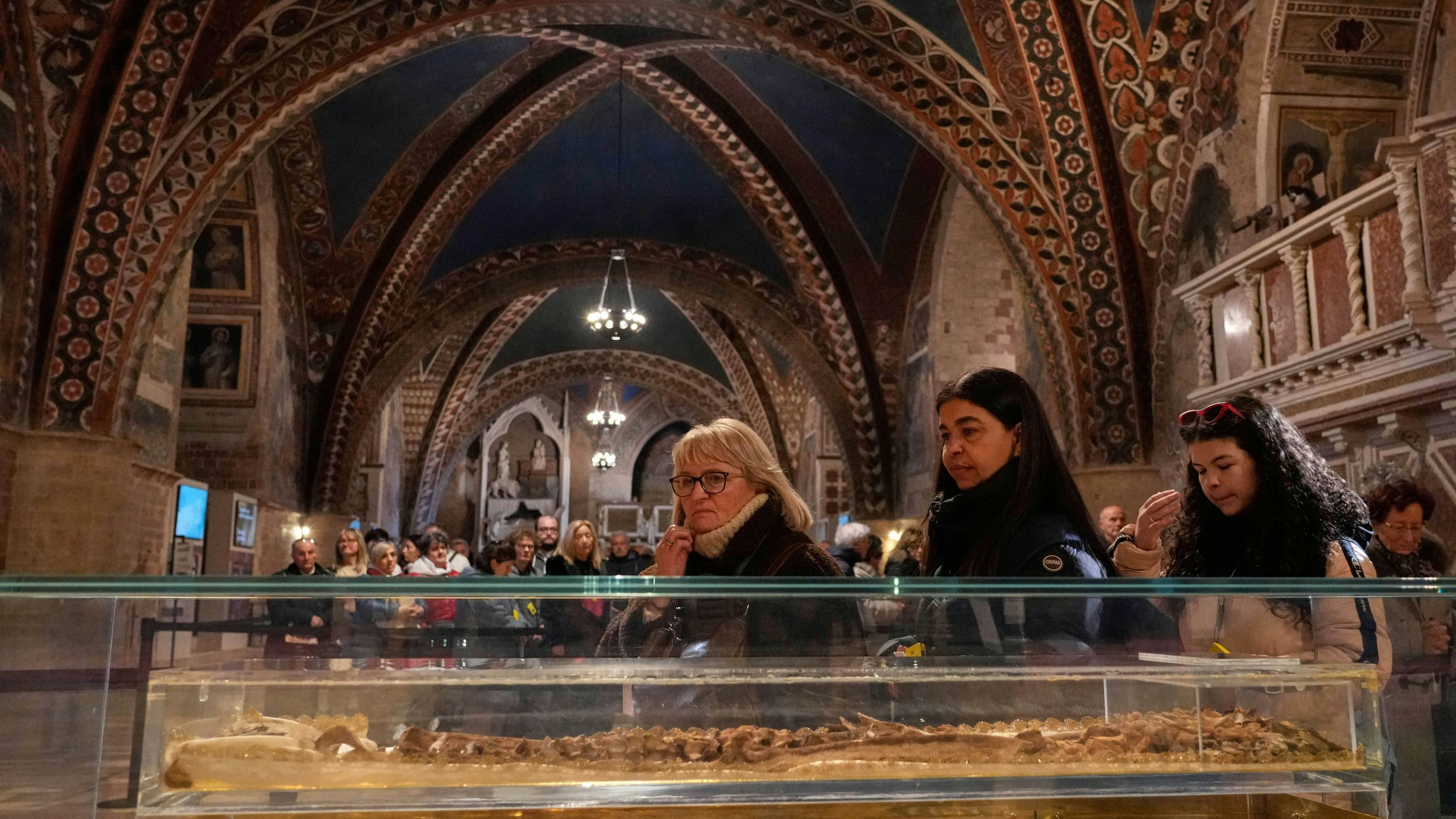 Gläubige stehen Schlange, um die Gebeine von Franz von Assisi in der Basilika San Francesco bestaunen zu können. 