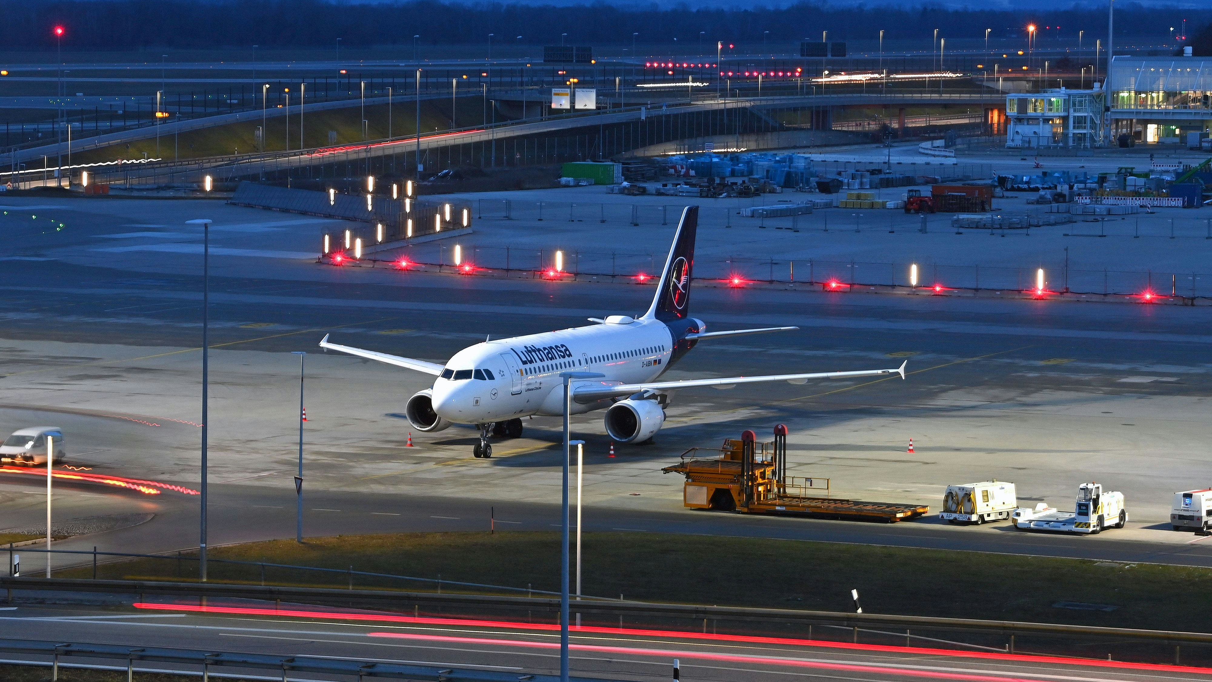 Die Passagiere mussten die Nacht im Flieger verbringen. (Symbolbild)