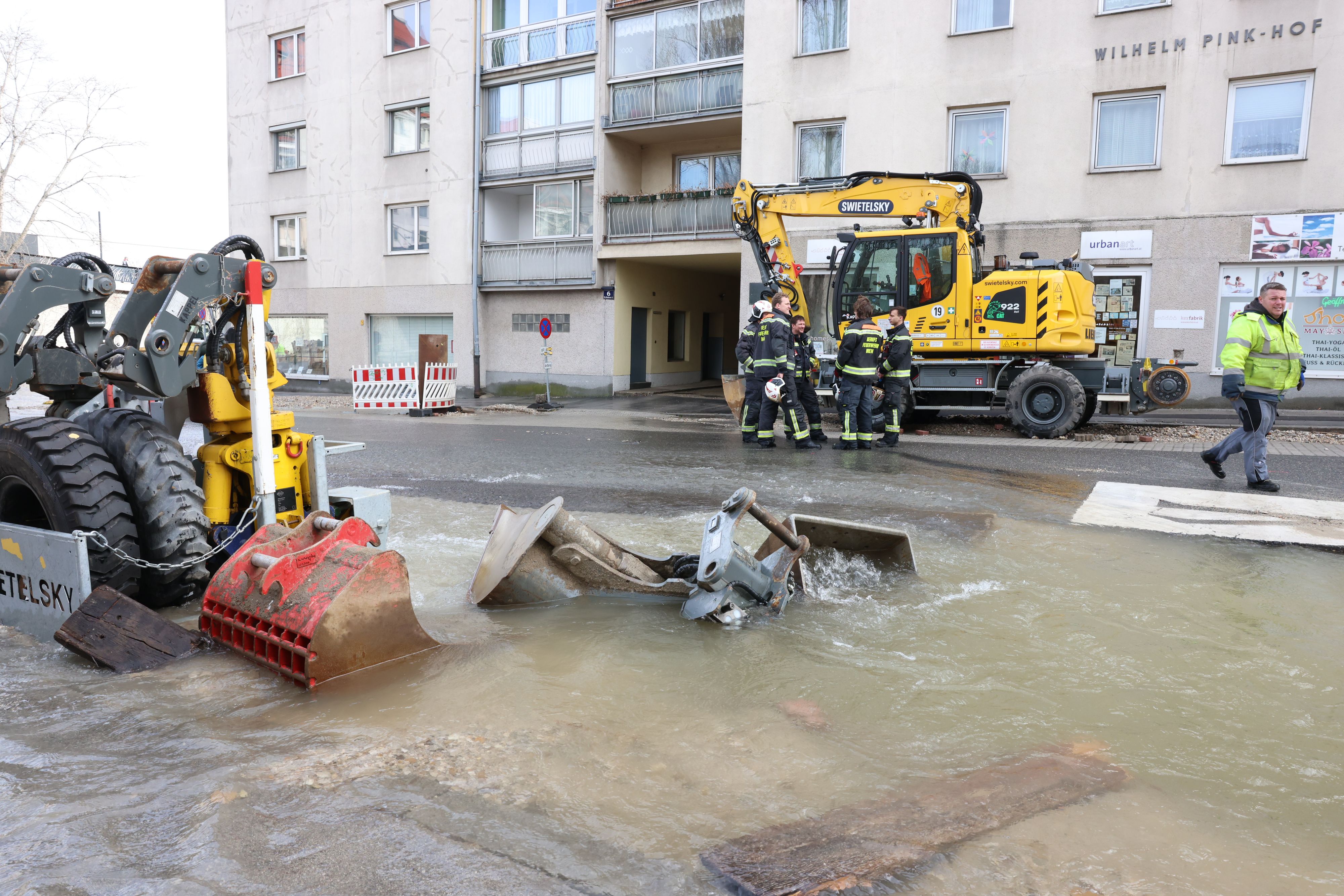 Land unter beim Handelskai nach Wasserrohrbruch