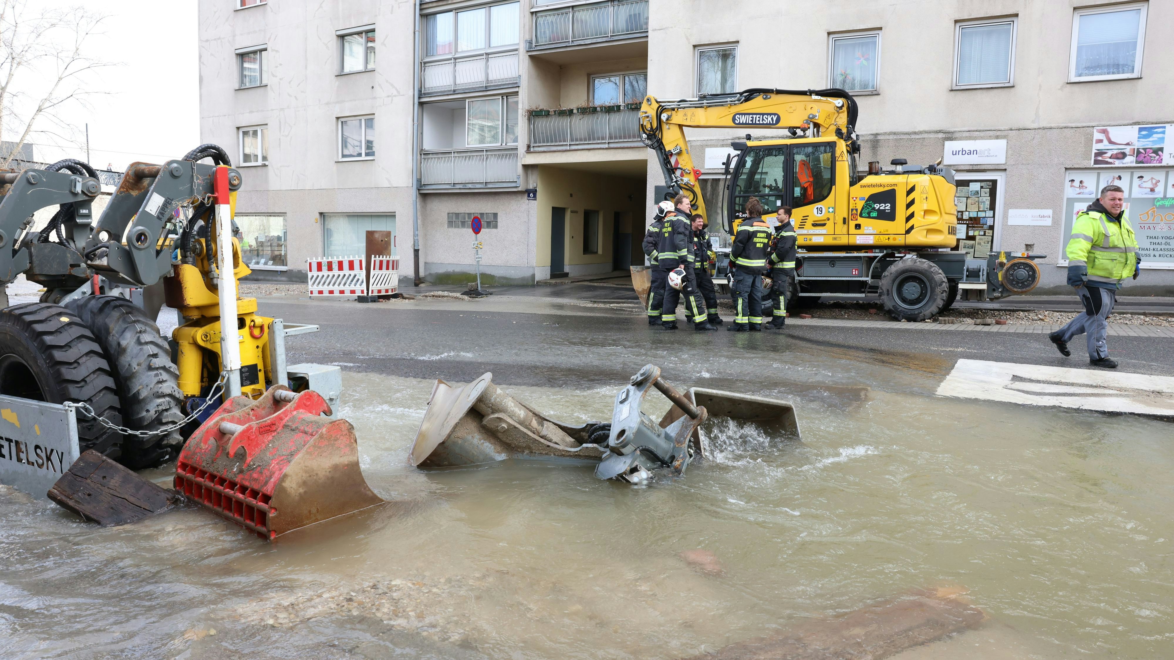 Land unter am Handelskai nach Wasserrohrbruch