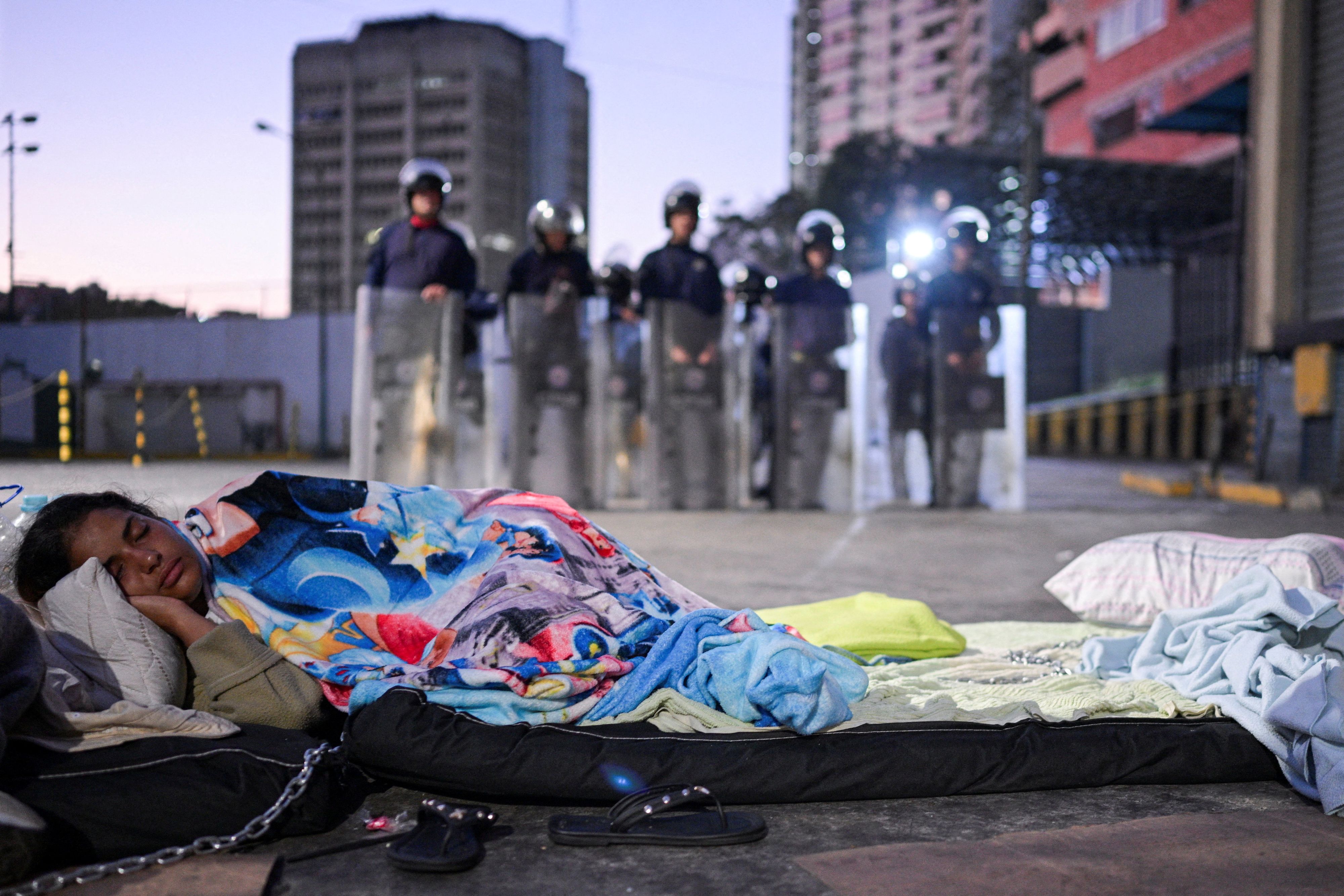 Der Hungerstreik in Venezuela weitet sich aus. Mittlerweile protestieren nicht nur mehr Angehörige (wie im Bild), sondern auch Gefangene, Sie wollen so ihre Freilassung erreichen.