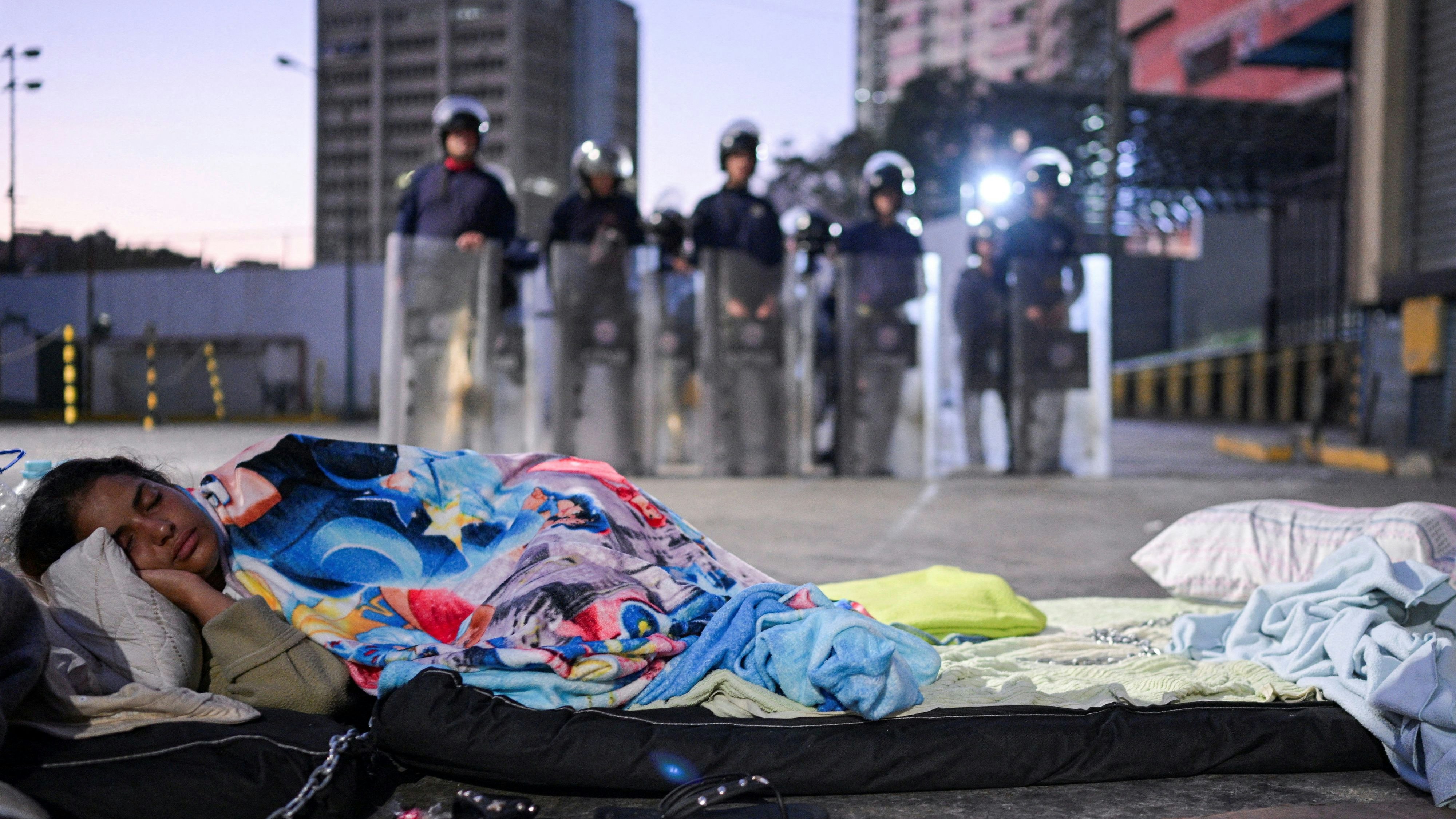 Der Hungerstreik in Venezuela weitet sich aus. Mittlerweile protestieren nicht nur mehr Angehörige (wie im Bild), sondern auch Gefangene, Sie wollen so ihre Freilassung erreichen.