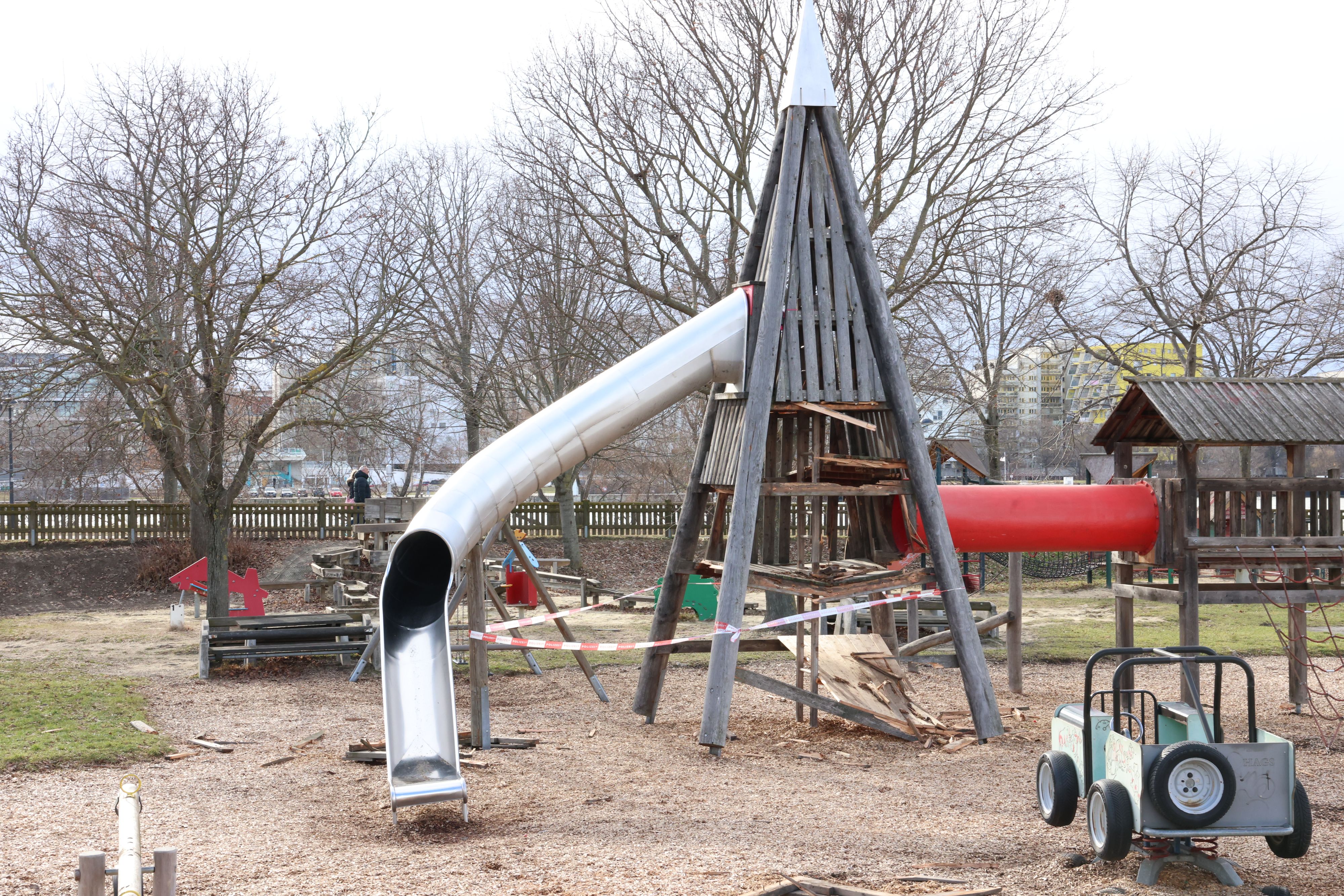 Verwüsteter Spielplatz auf der Donauinsel.