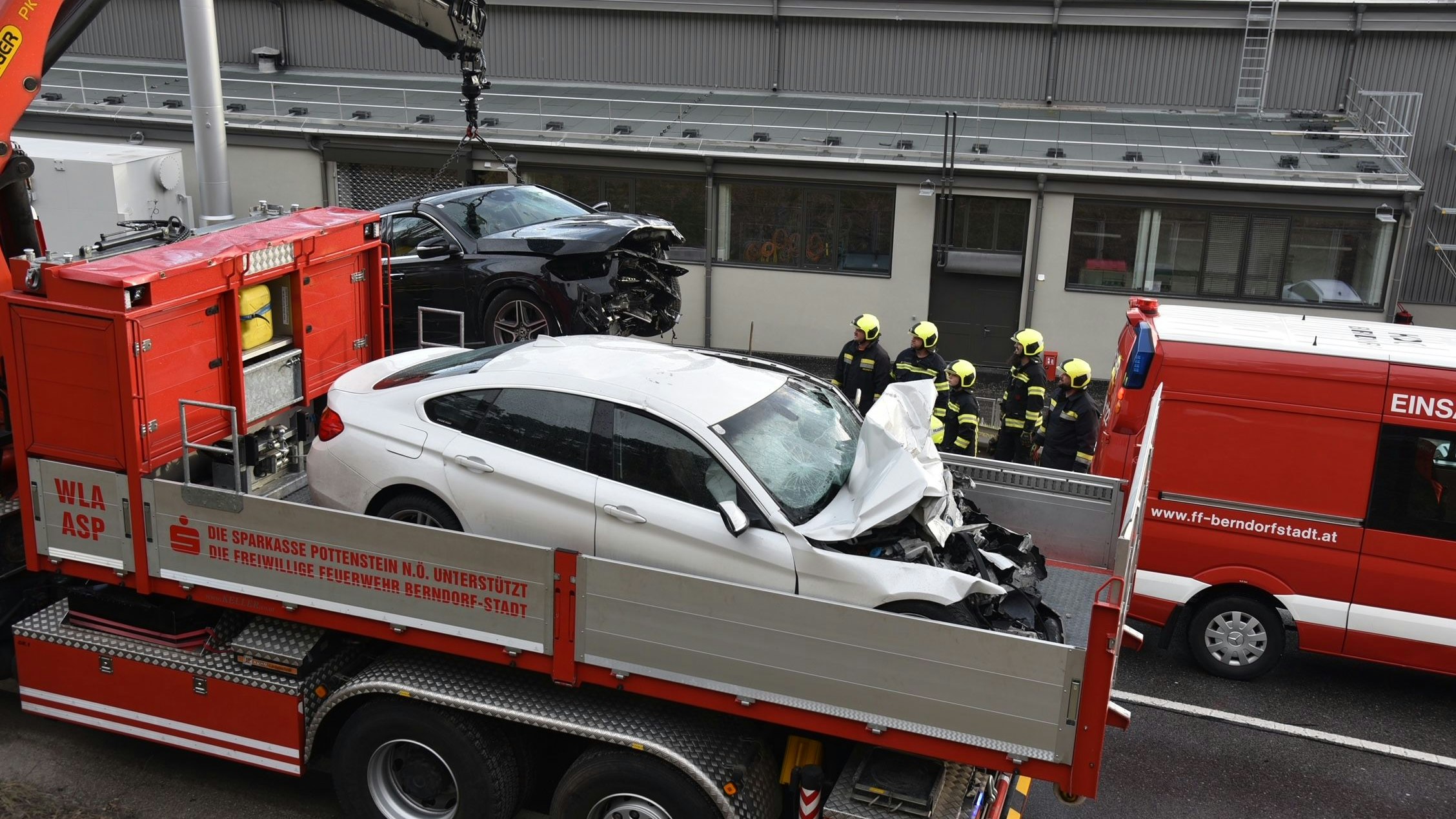 Heute.at - Frontalcrash auf B18 bei Berndorf – Lenker reanimiert