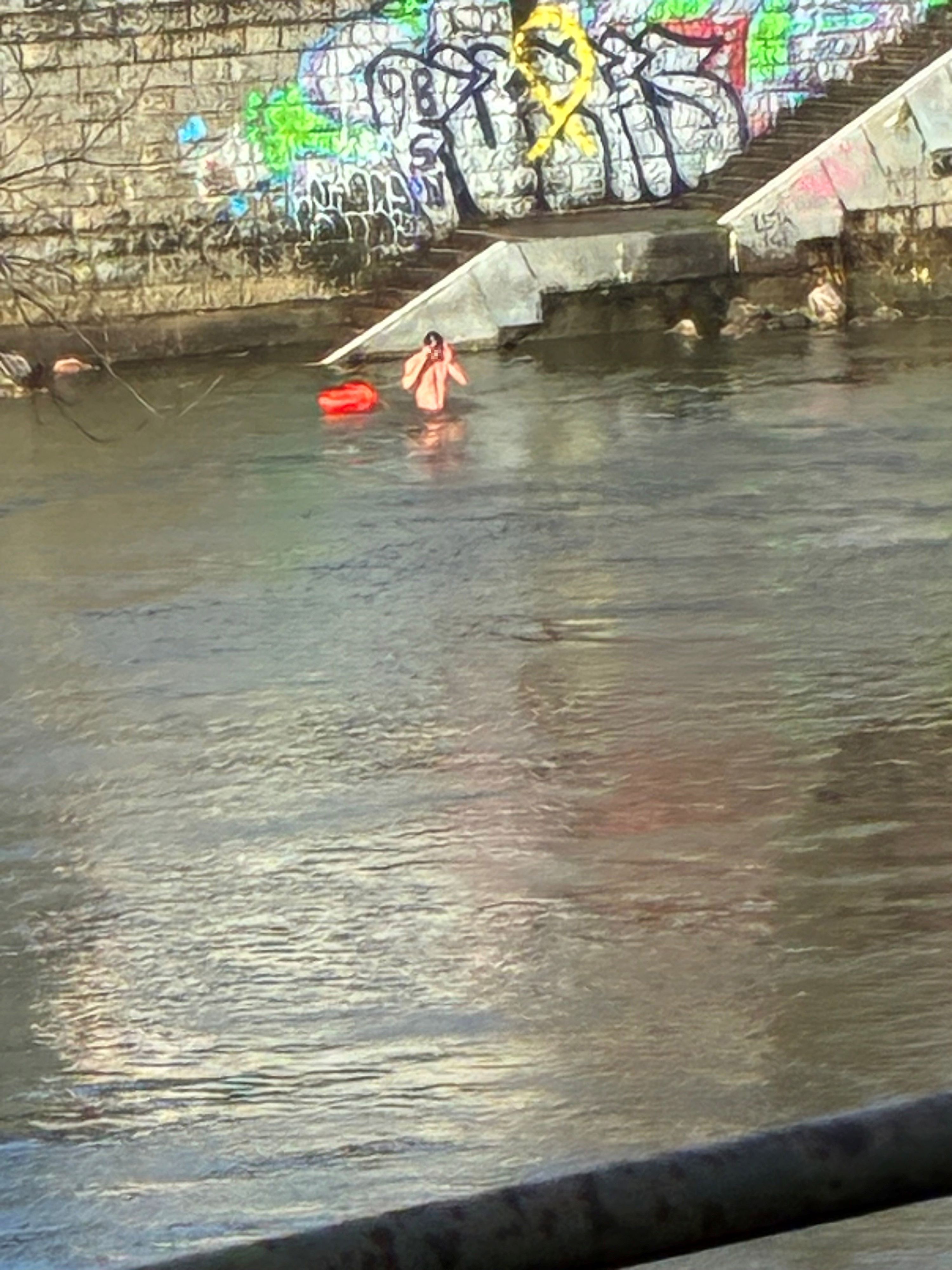 12 Grad und Sonnenschein: Ein Wiener nutzte die Gelegenheit und sprang direkt in den Donaukanal.